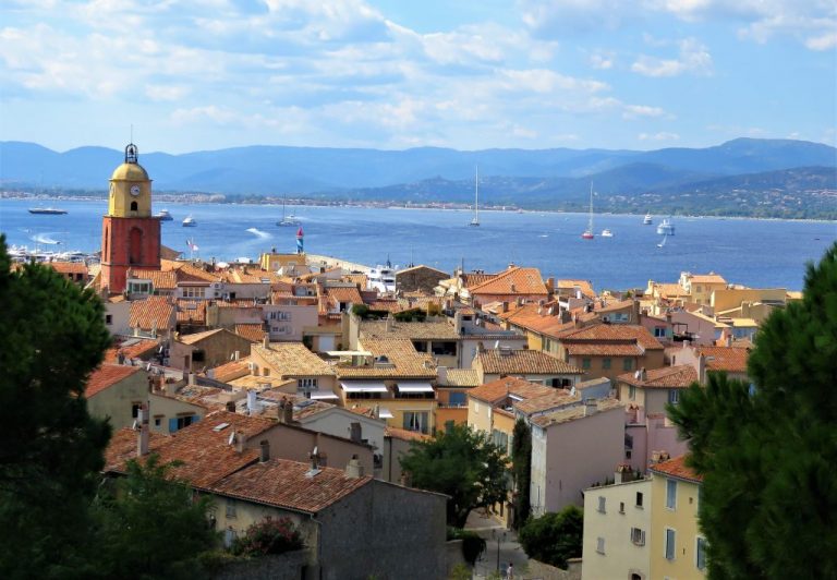4 sjarmerende steder på den franske riviera. Oversiktsbilde av Saint-Tropez