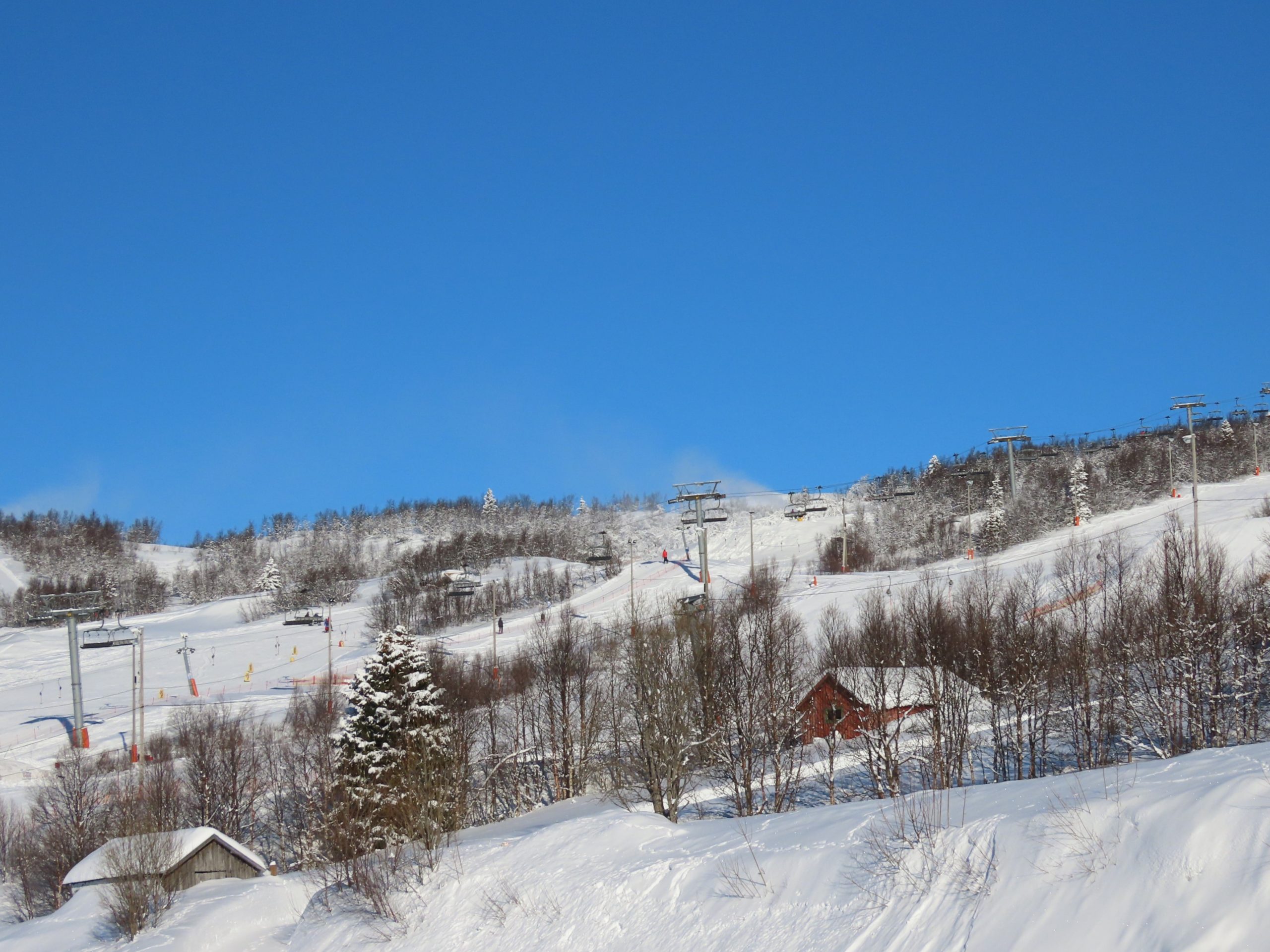 Mot slalombakken fra et soverom på Riddertunet