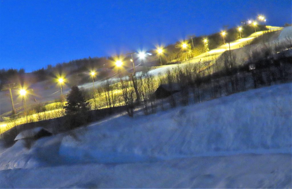 Kveldsstemning mot slalombakken fra Riddertunet