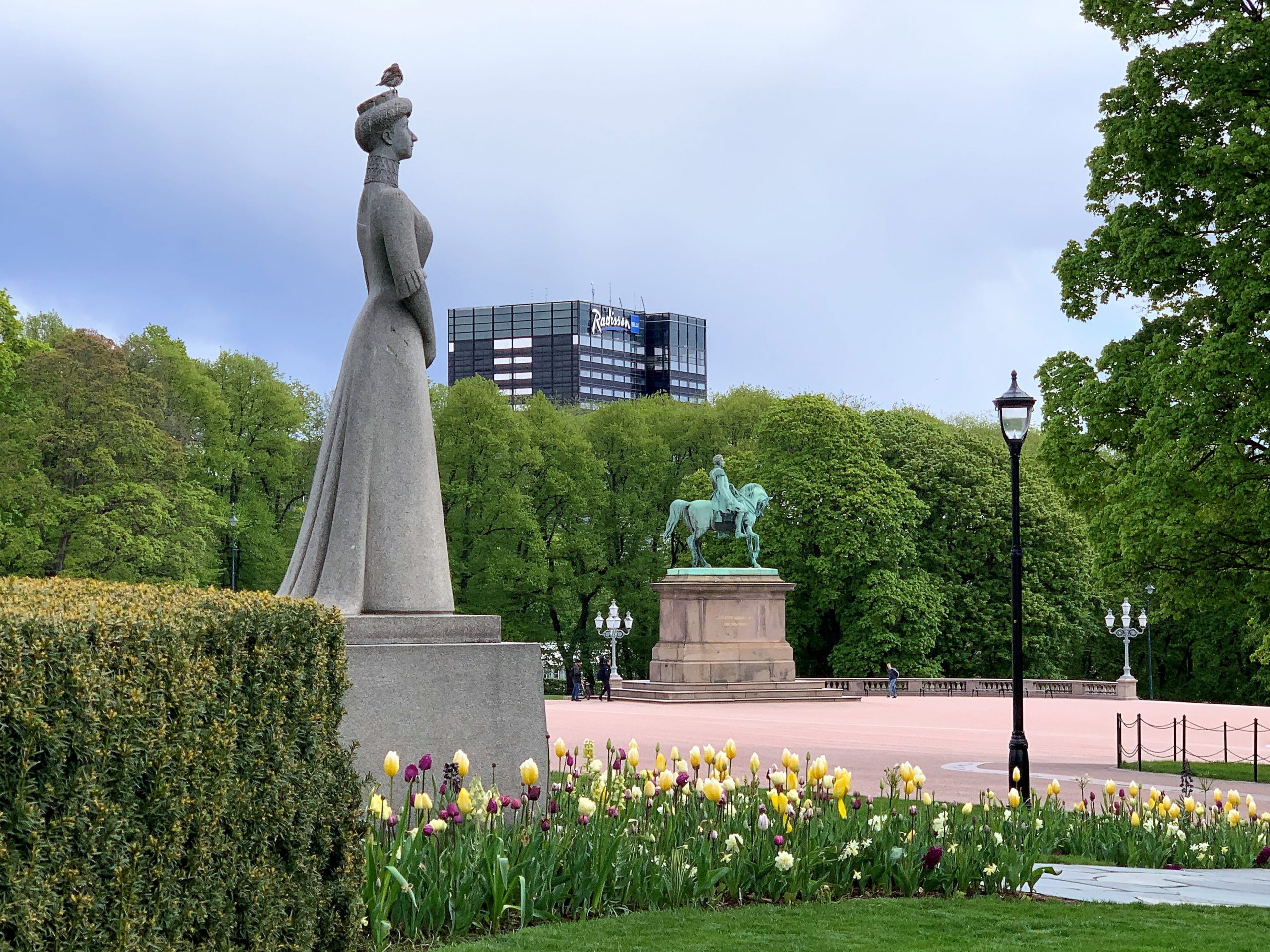 Dronning Maud har fuglebesøk på hodet