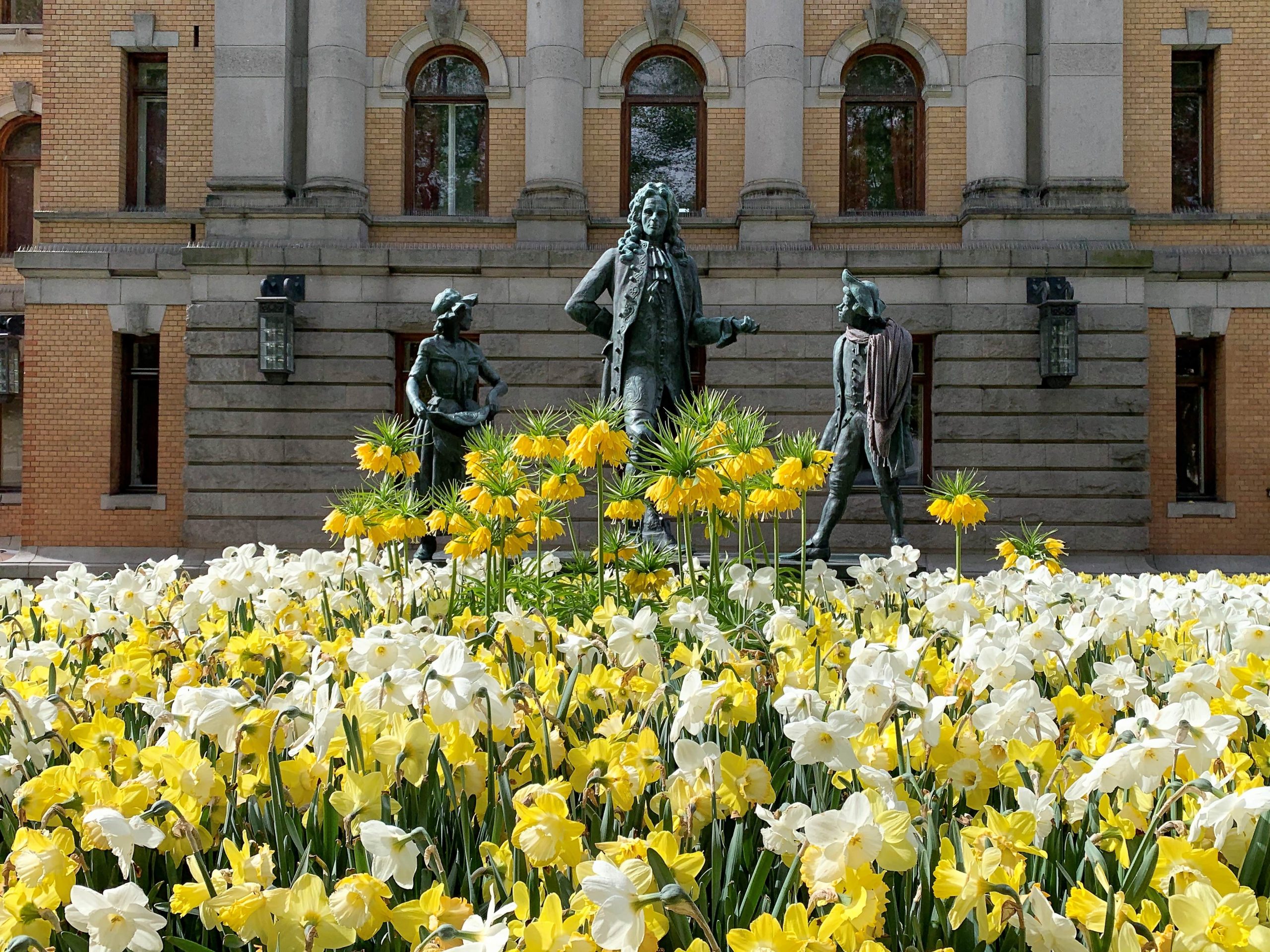 Holbergmonumentet utenfor Nasjonalteateret