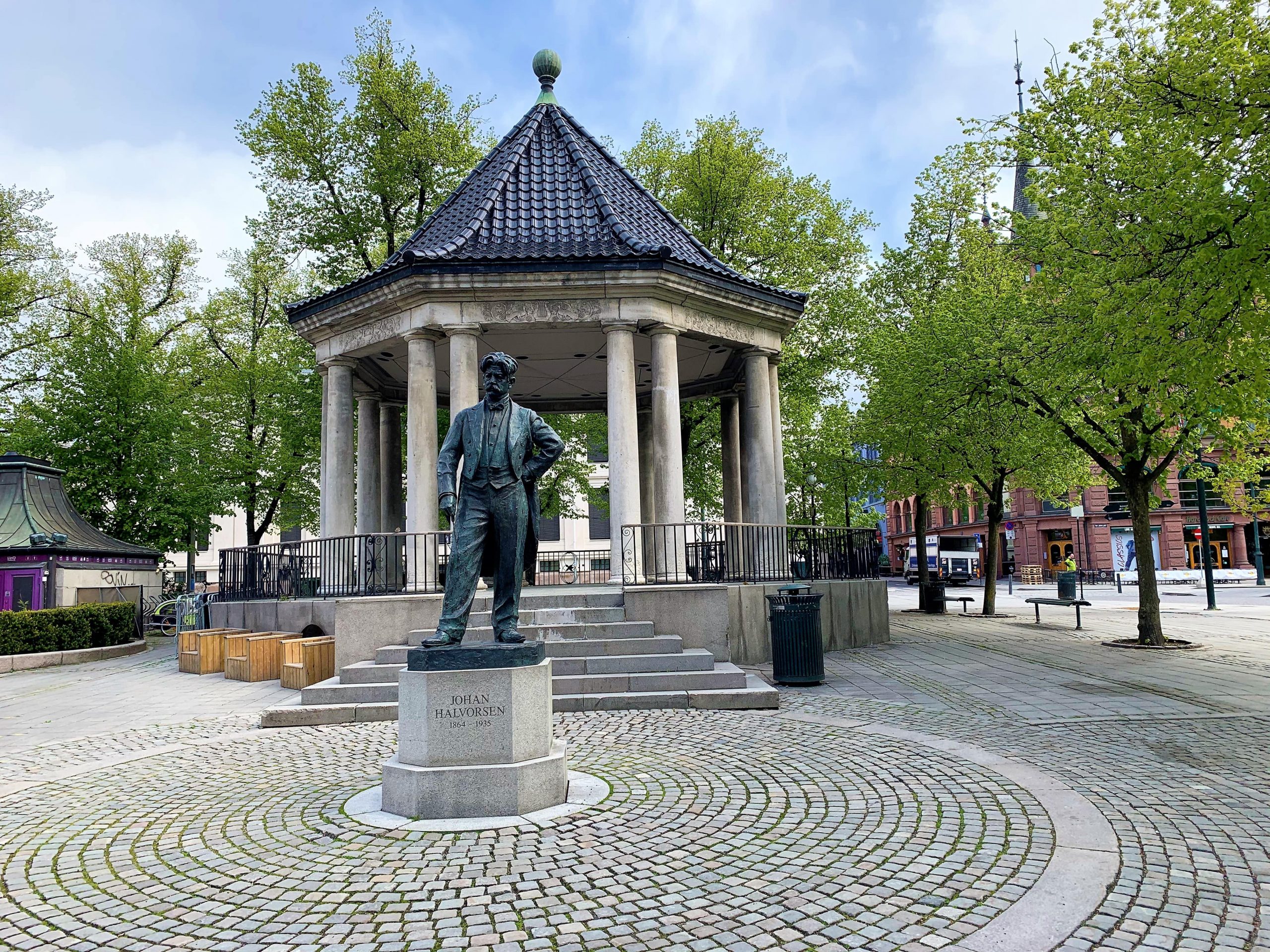 Johan Halvorsen skulptur utenfor Nasjonalteateret