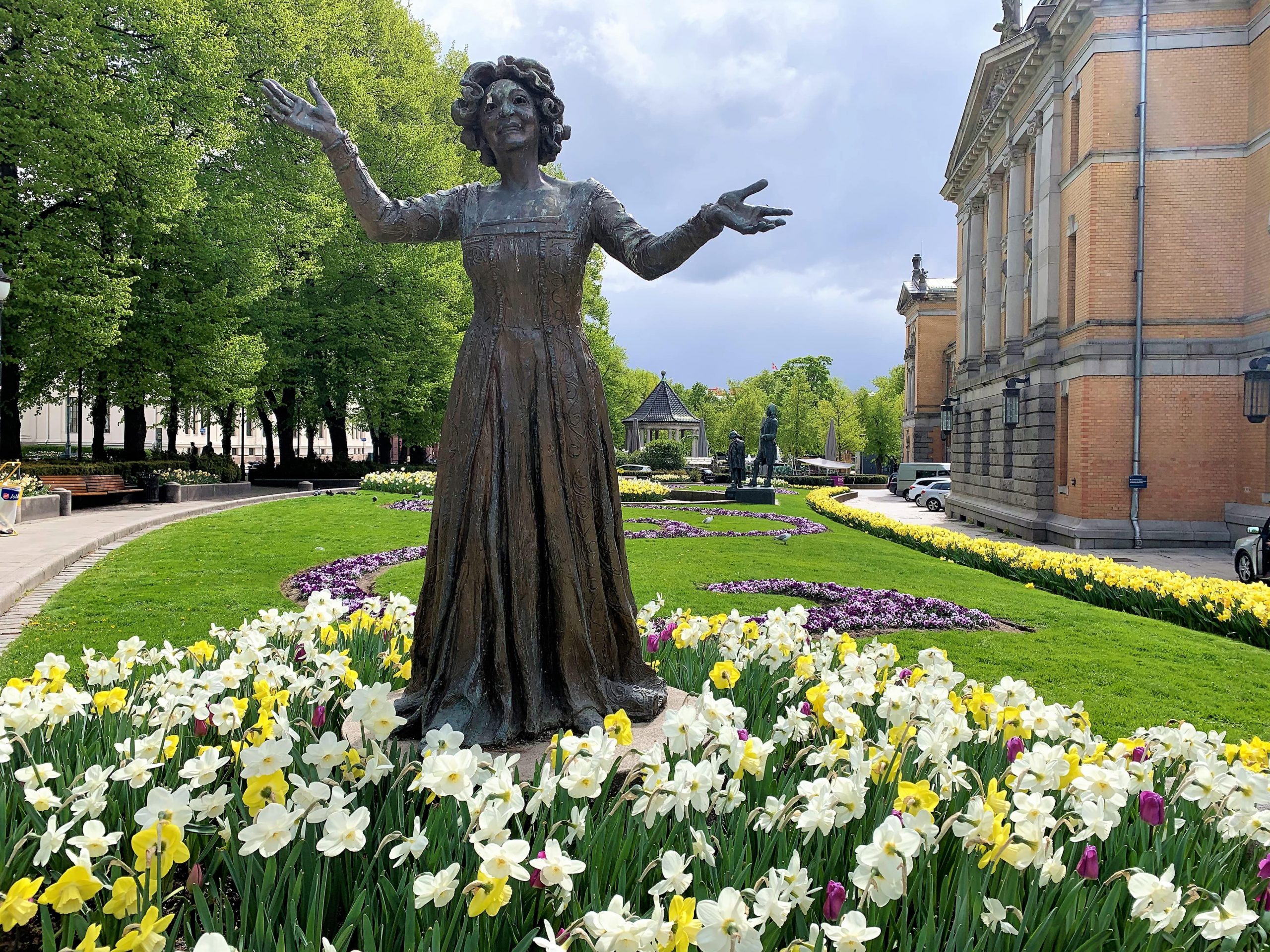 På rusletur i Oslo - med Wenche Foss plassert midt i blomsterhavet