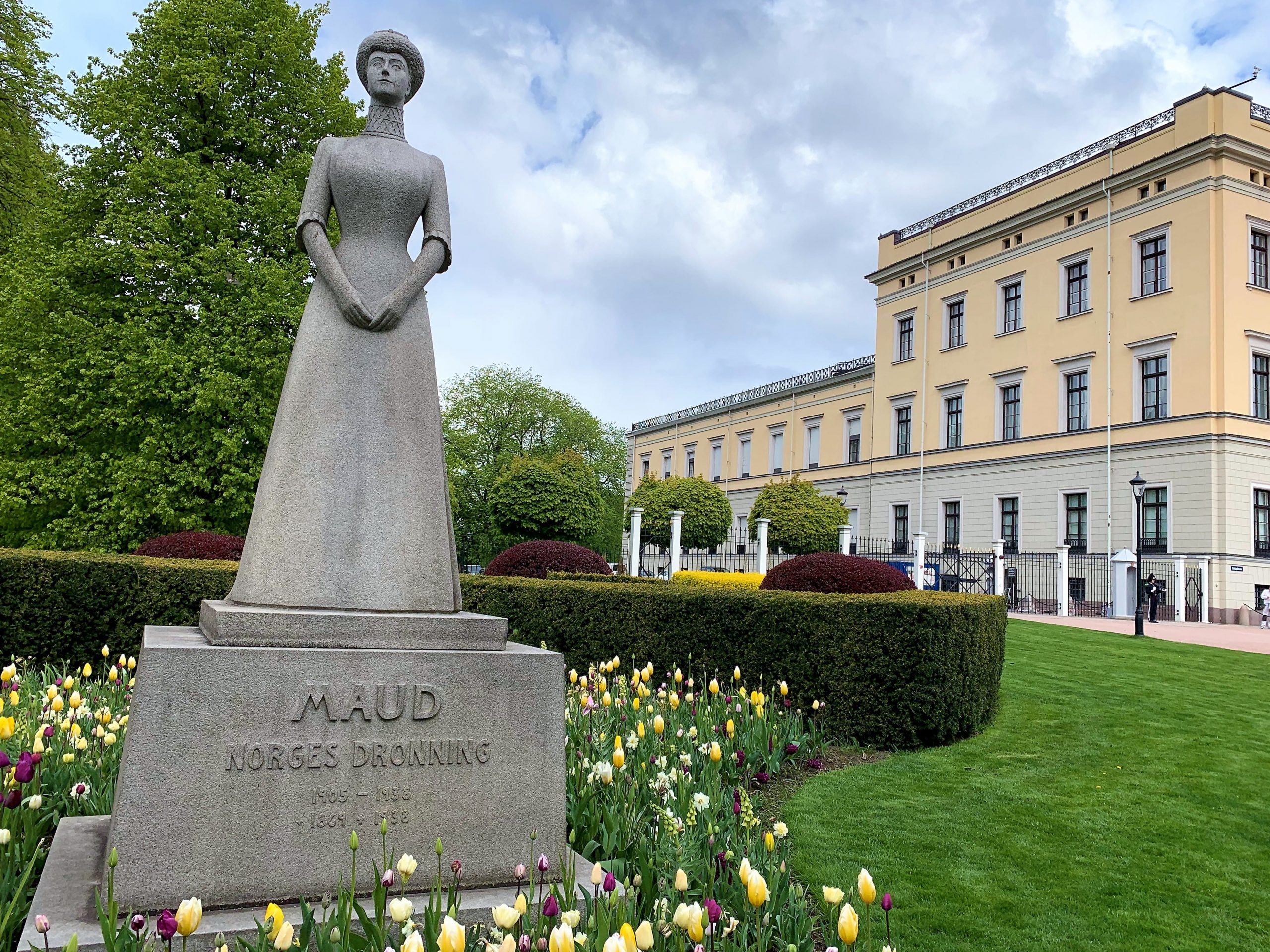 Skulptur av dronning Maud utenfor slottet i Oslo