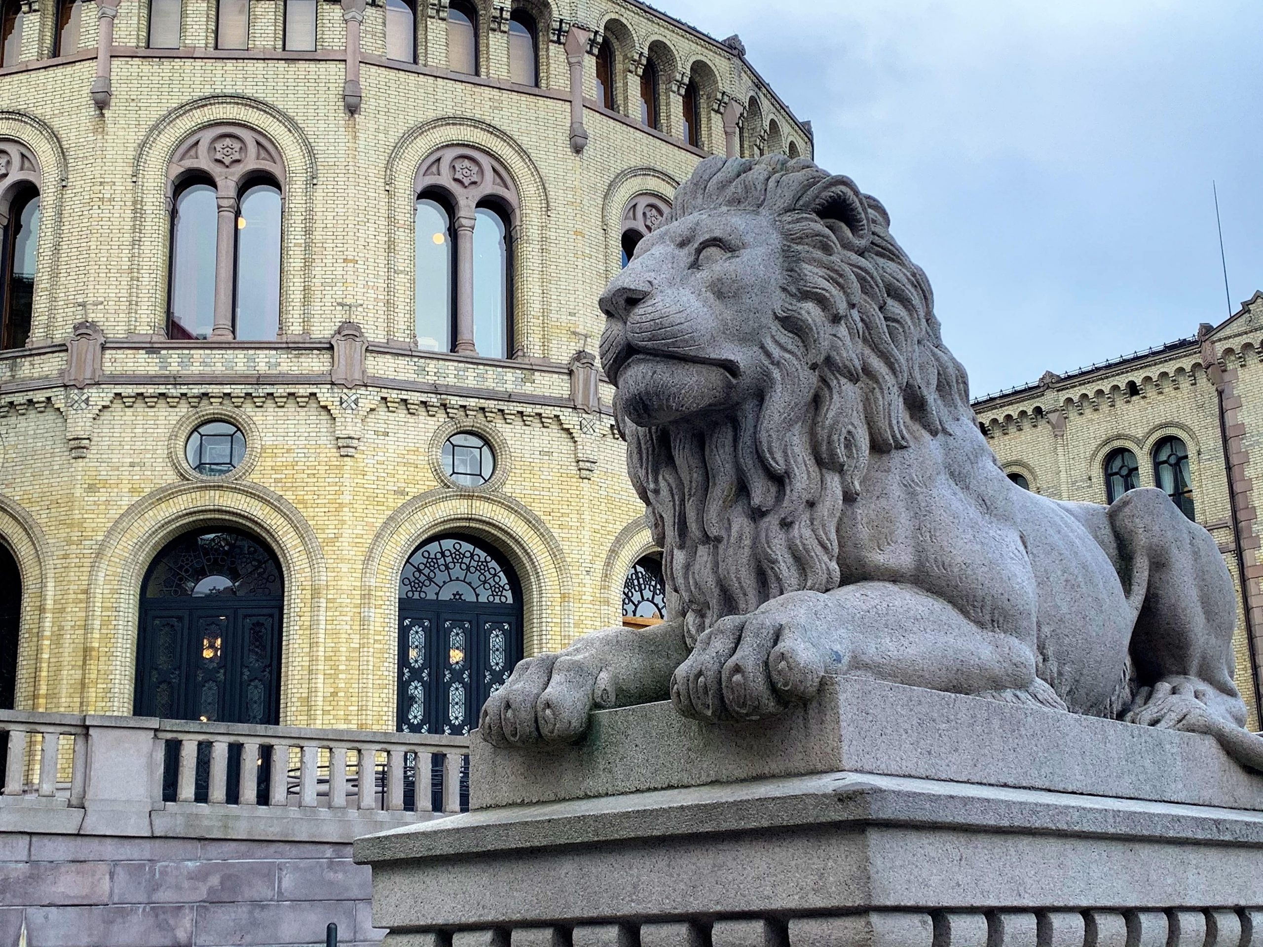 Løven som vokter Stortinget i Oslo