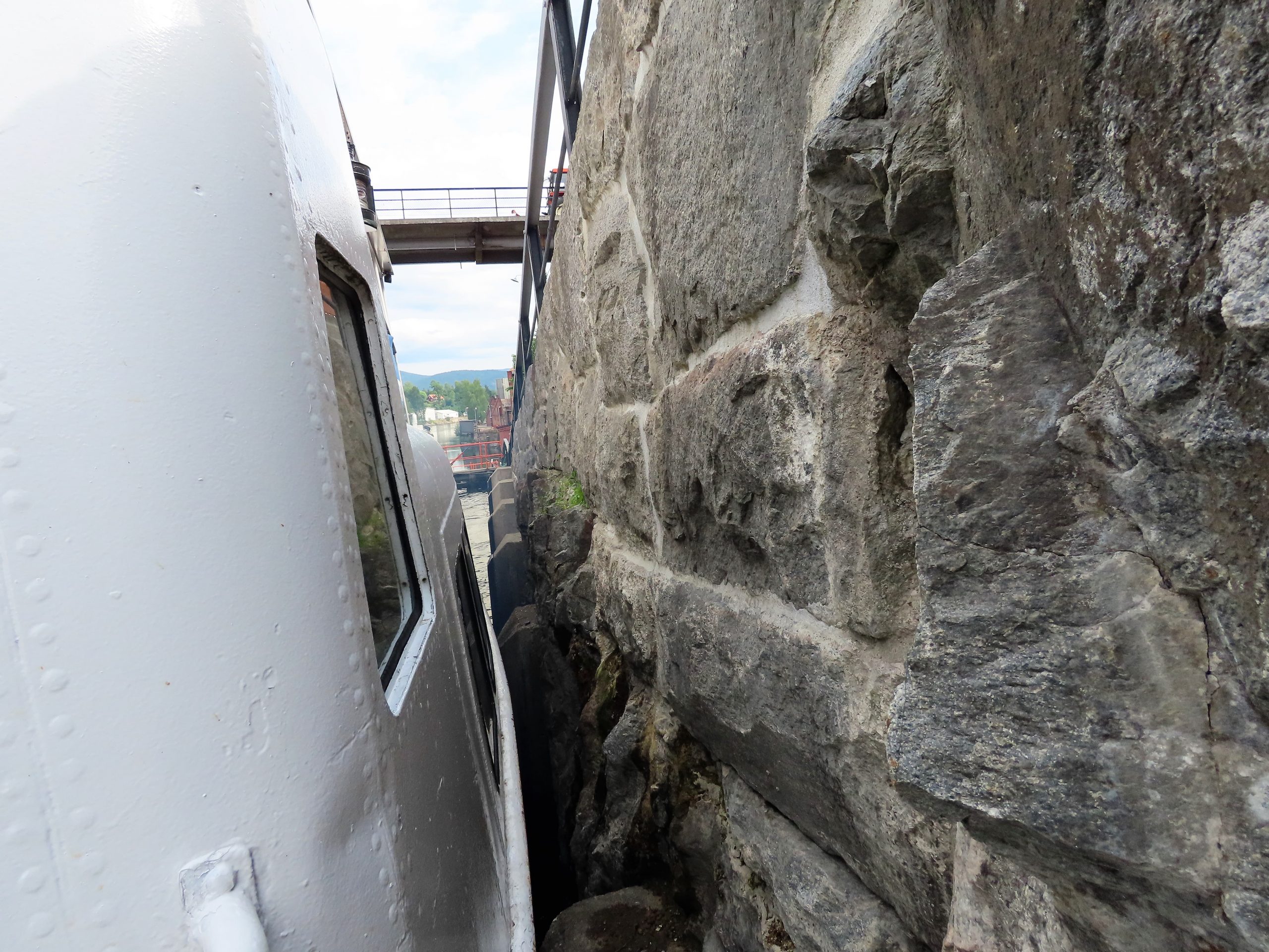 Ikke mye å gå på mellom båt og fjellvegg i slusene