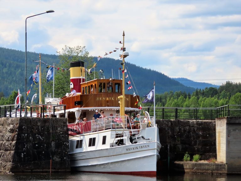 Telemarkskanalen er en familievennlig norgesferie - Henrik Ibsen på vei ut av slusen på Lunde