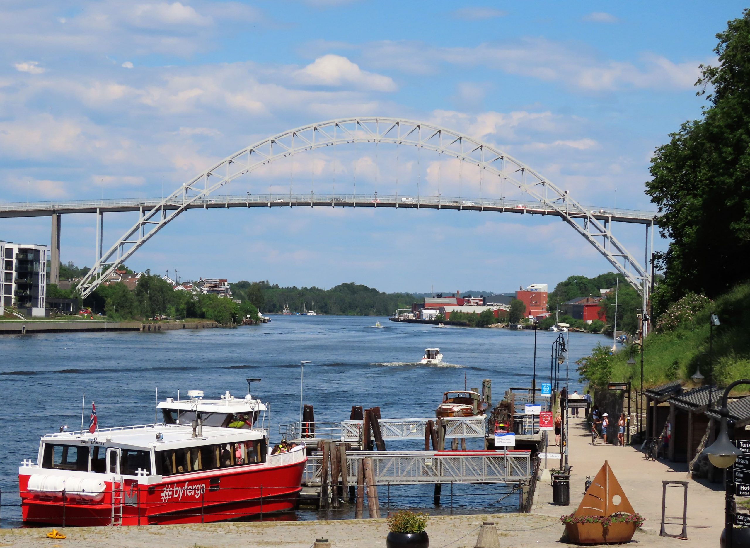 Tips til en sommerdag i sjarmerende Gamlebyen - Gratis ælvebåt som frakter deg rundt i Fredrikstad