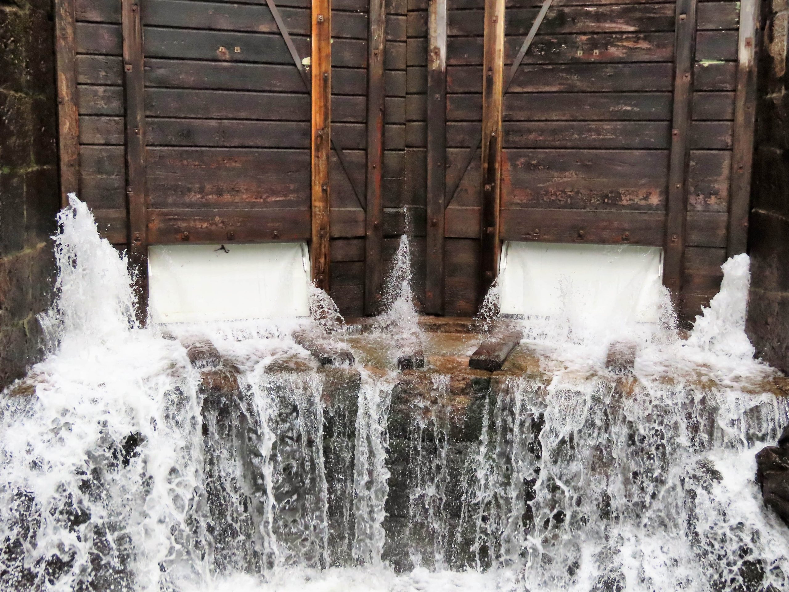 Vannet fosser når slusene åpnes