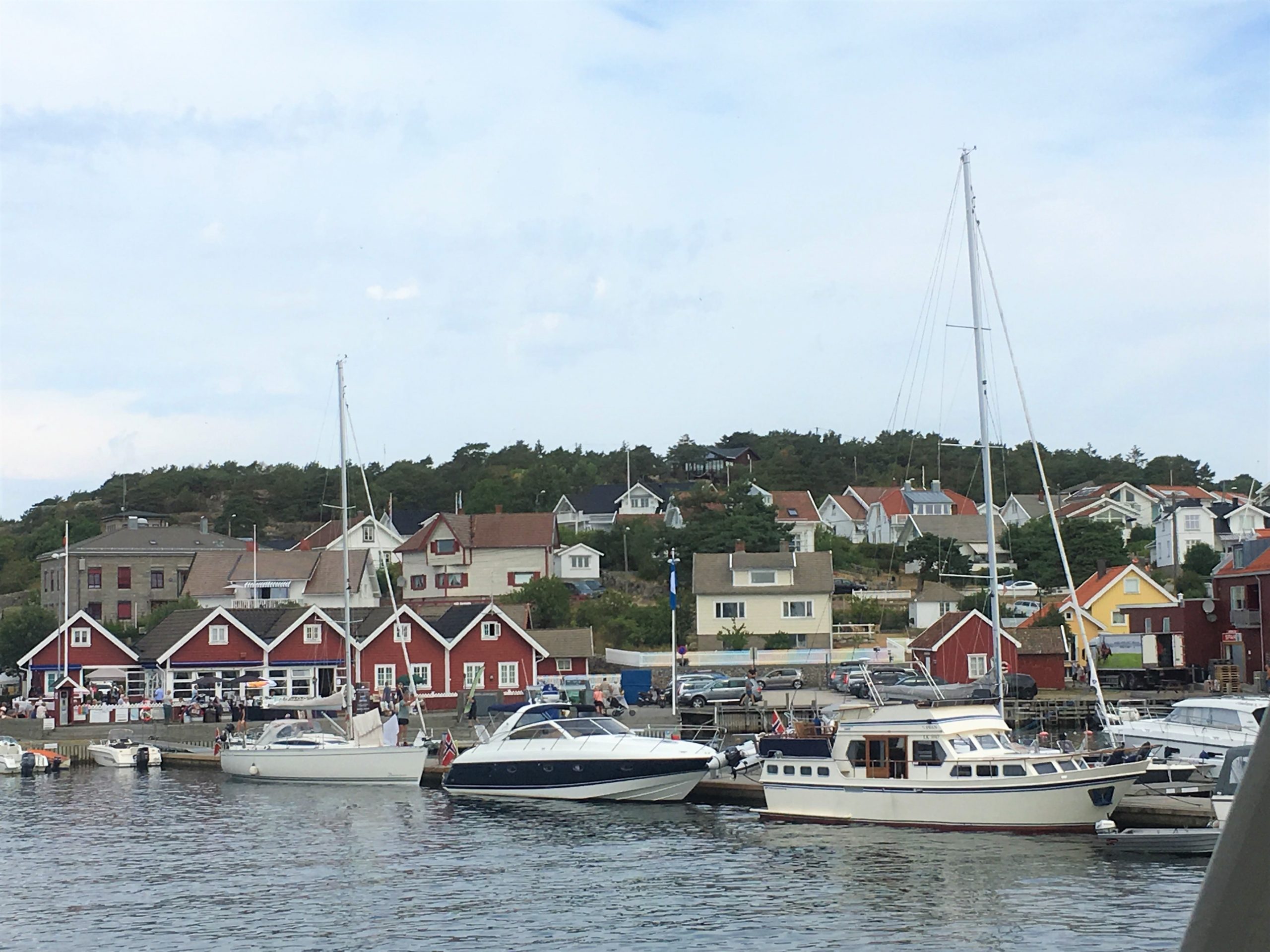 Øyhopping på Hvaler - norgesferie, ikke langt fra Oslo - deler av Skjærhalden sett fra båten