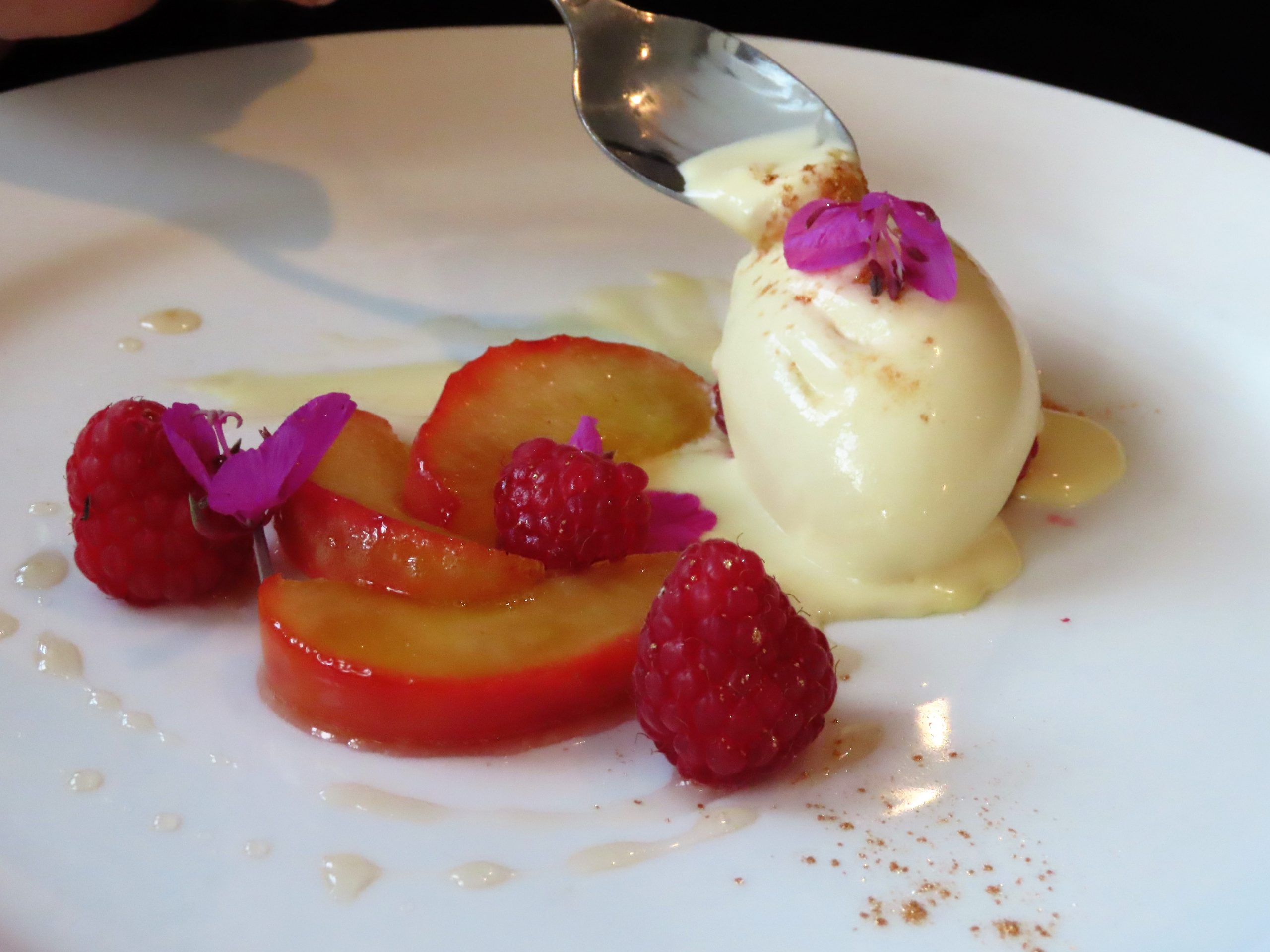 Velsmakende dessert på restauranten Heimatt