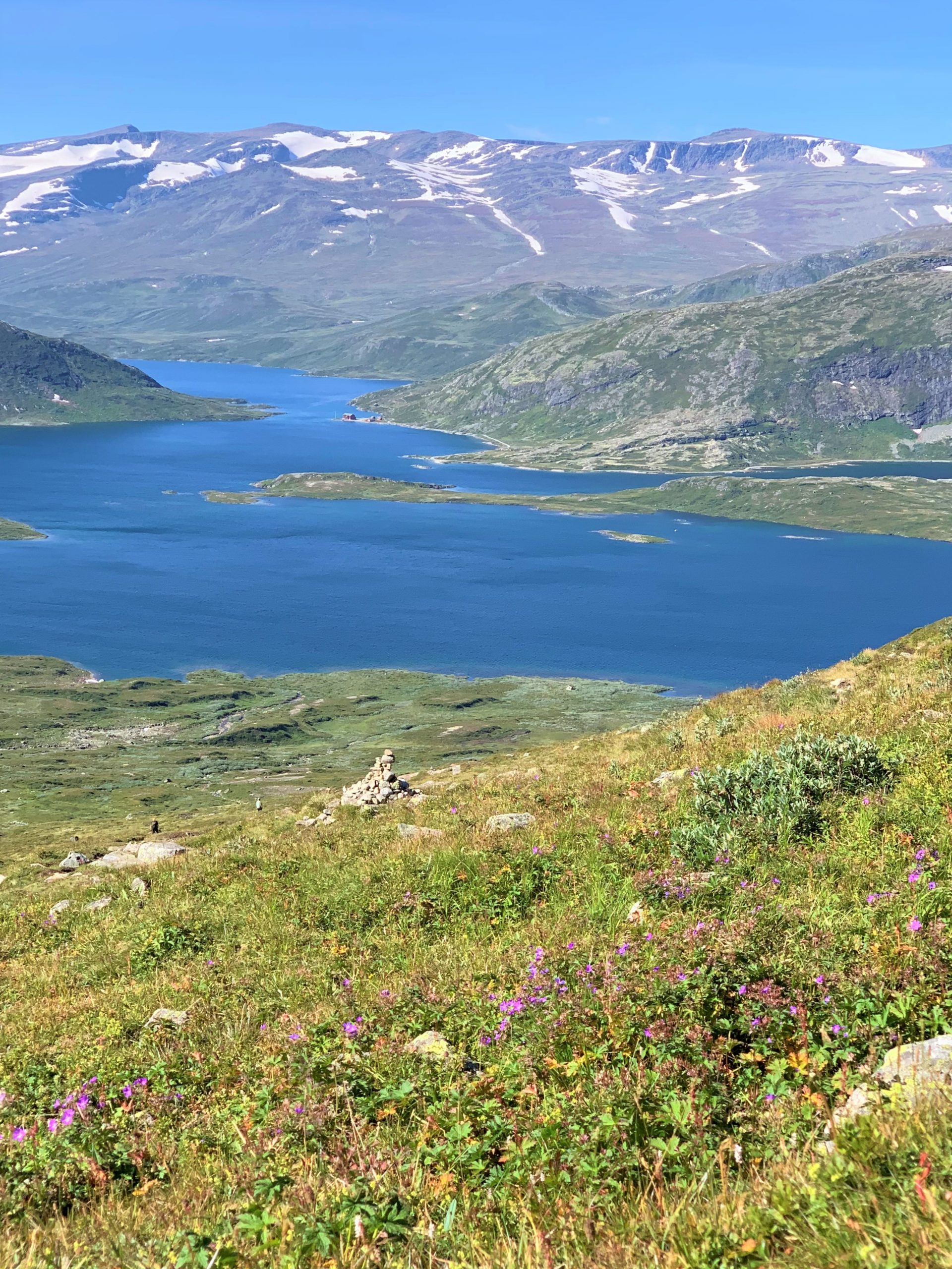 Det er fine utsiktspunkter på vei opp og ned fra Bitihorn