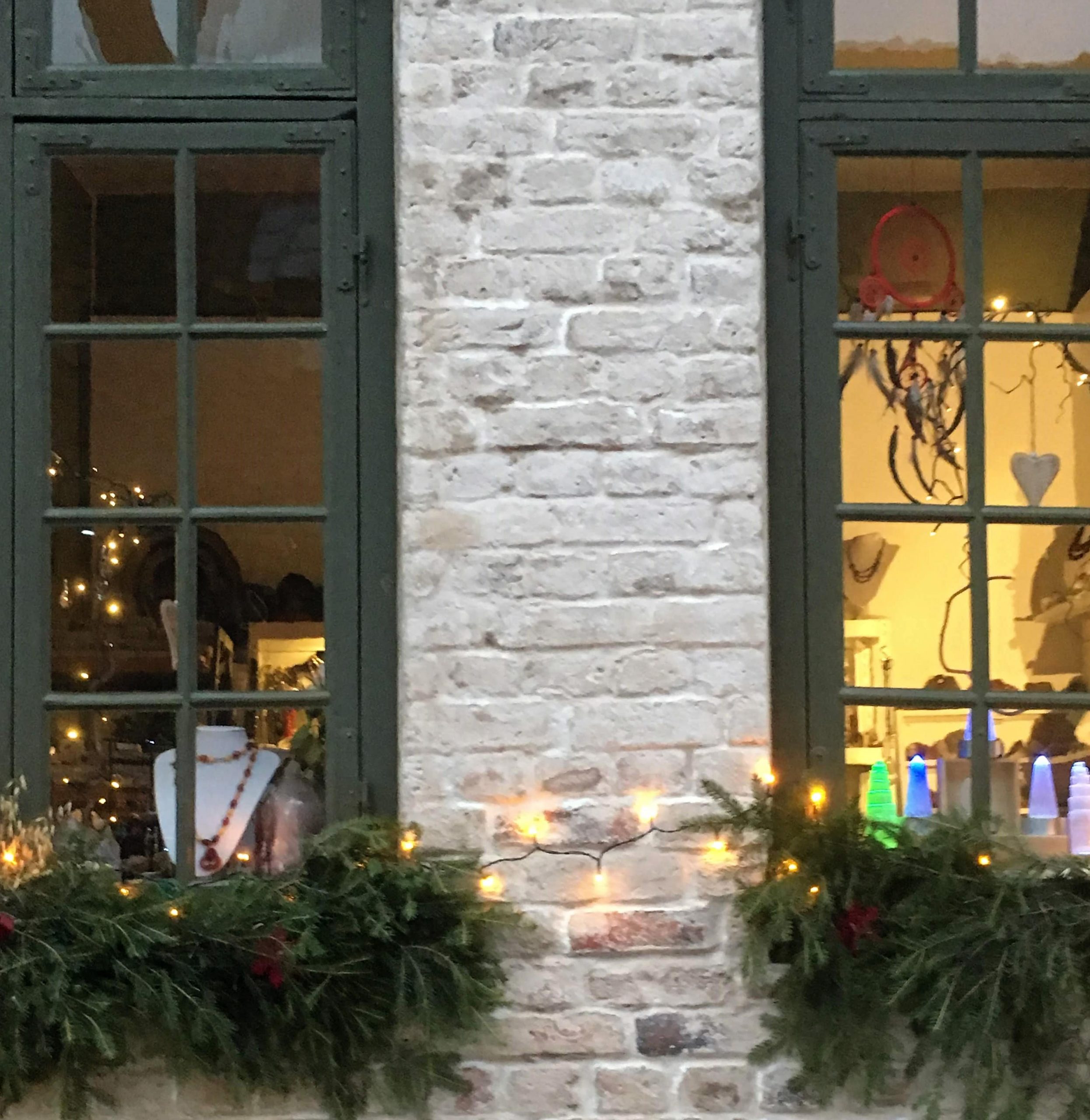 Det lyser koselig innefra et av galleriene i Gamlebyen