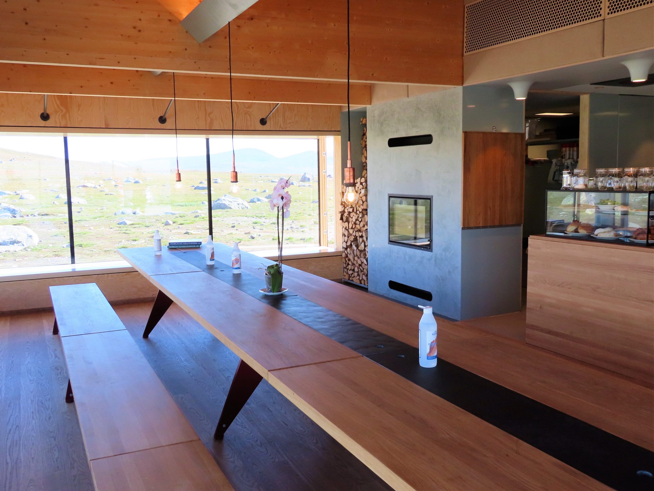 Flye 1389, helt på vidda, en attraksjon på Valdresflya - Kafébygget inni