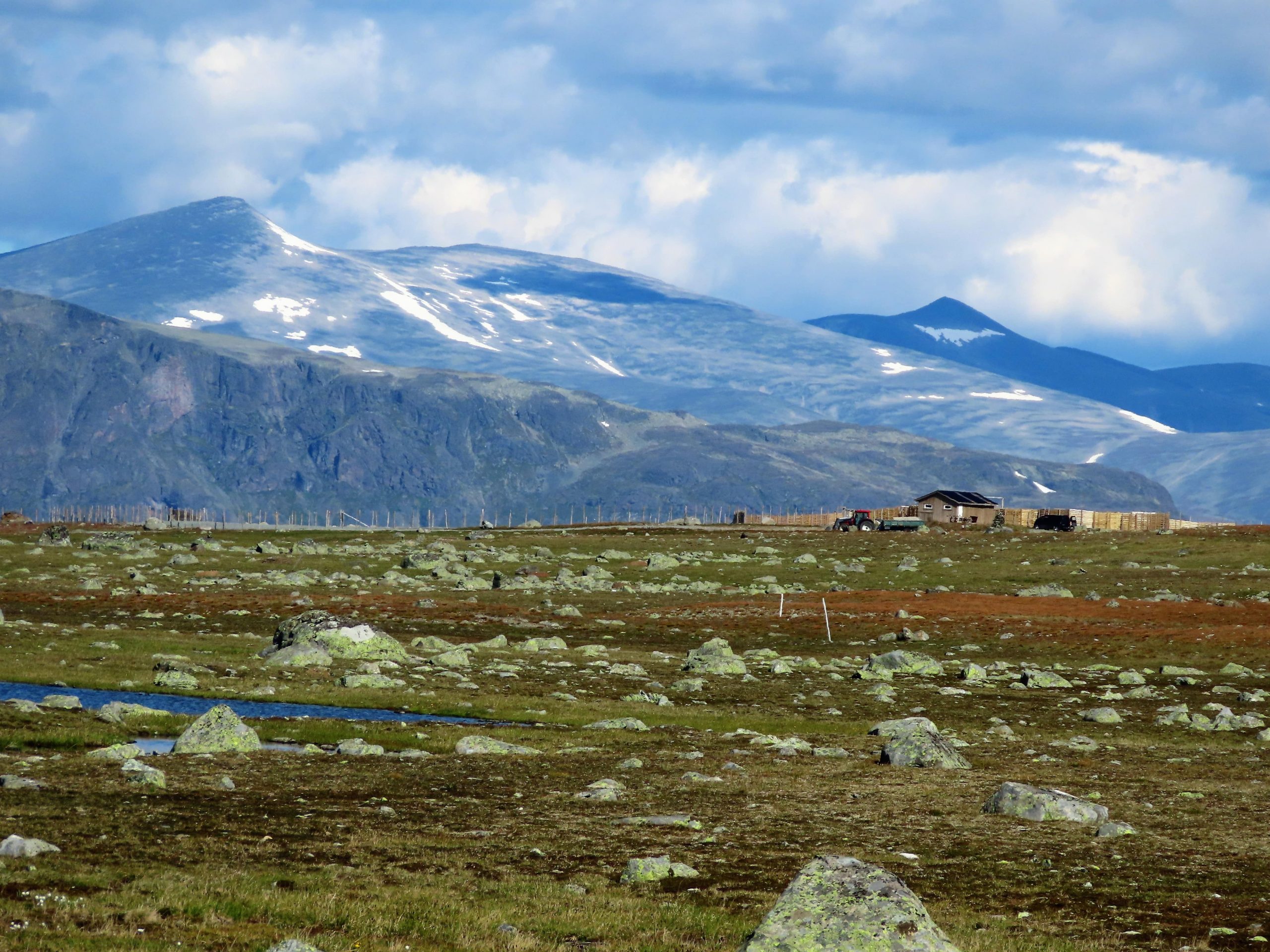 Flye 1389, helt på vidda, en attraksjon på Valdresflya - flott utsikt mot fjellene rundt