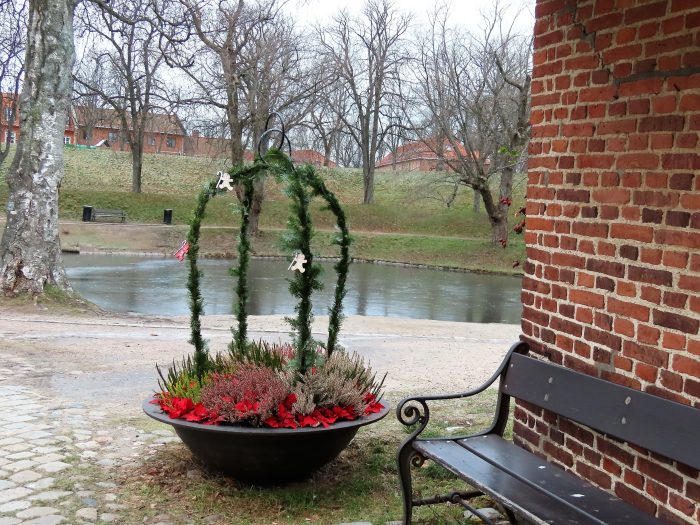 Jul i Gamlebyen passer utmerket til en venninnetur - utenfor Glasshytta med blomsterdekorasjon