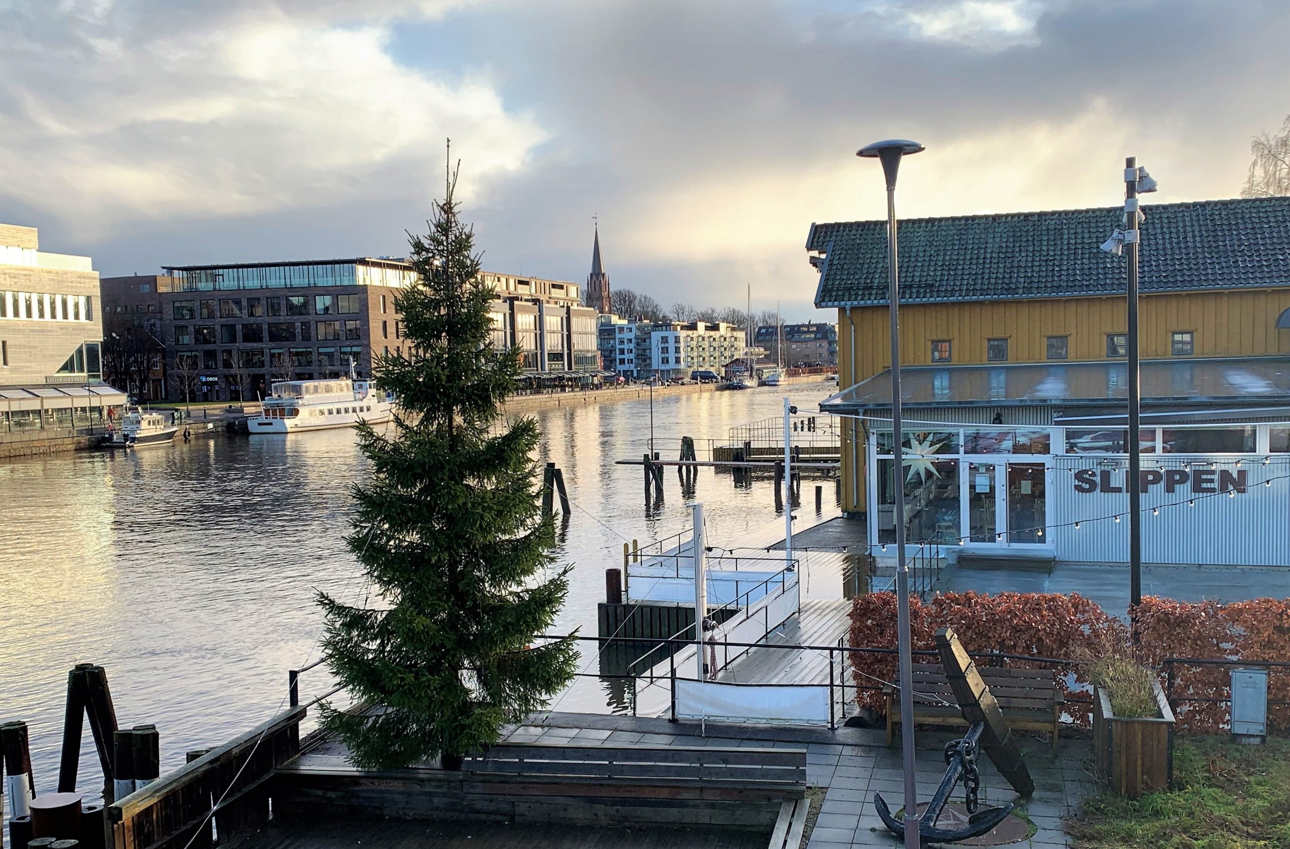 Når Fredrikstad tar på seg finstasen til jul - Fra gangbroen mot Slippen