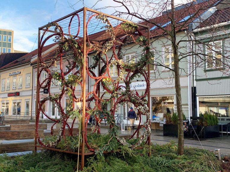 Når Fredrikstad tar på seg finstasen til jul - den flotte juleinstallasjonen på Stortovet