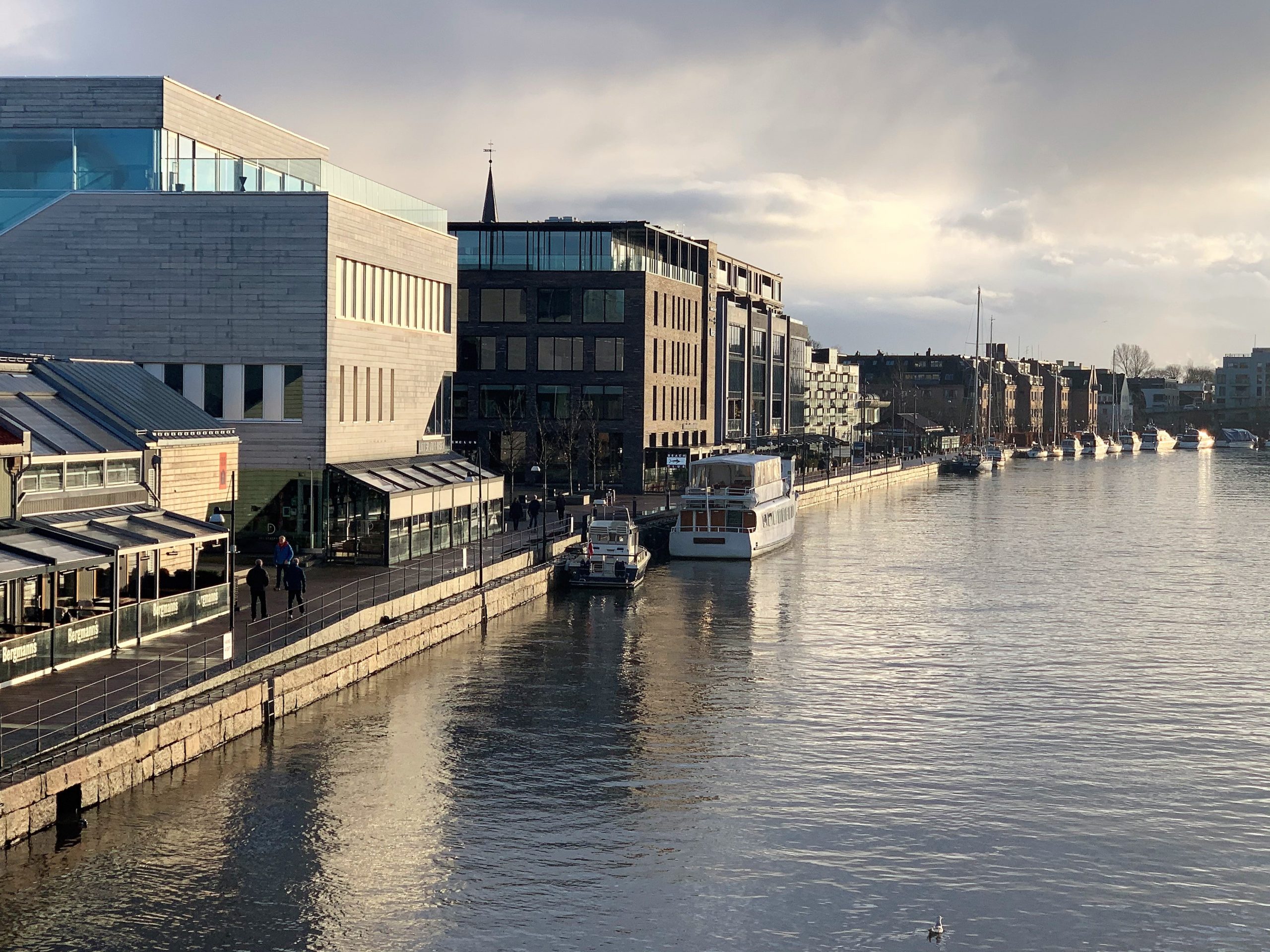 Når Fredrikstad tar på seg finstasen til jul - utsikt fra gangbroen innover ælva