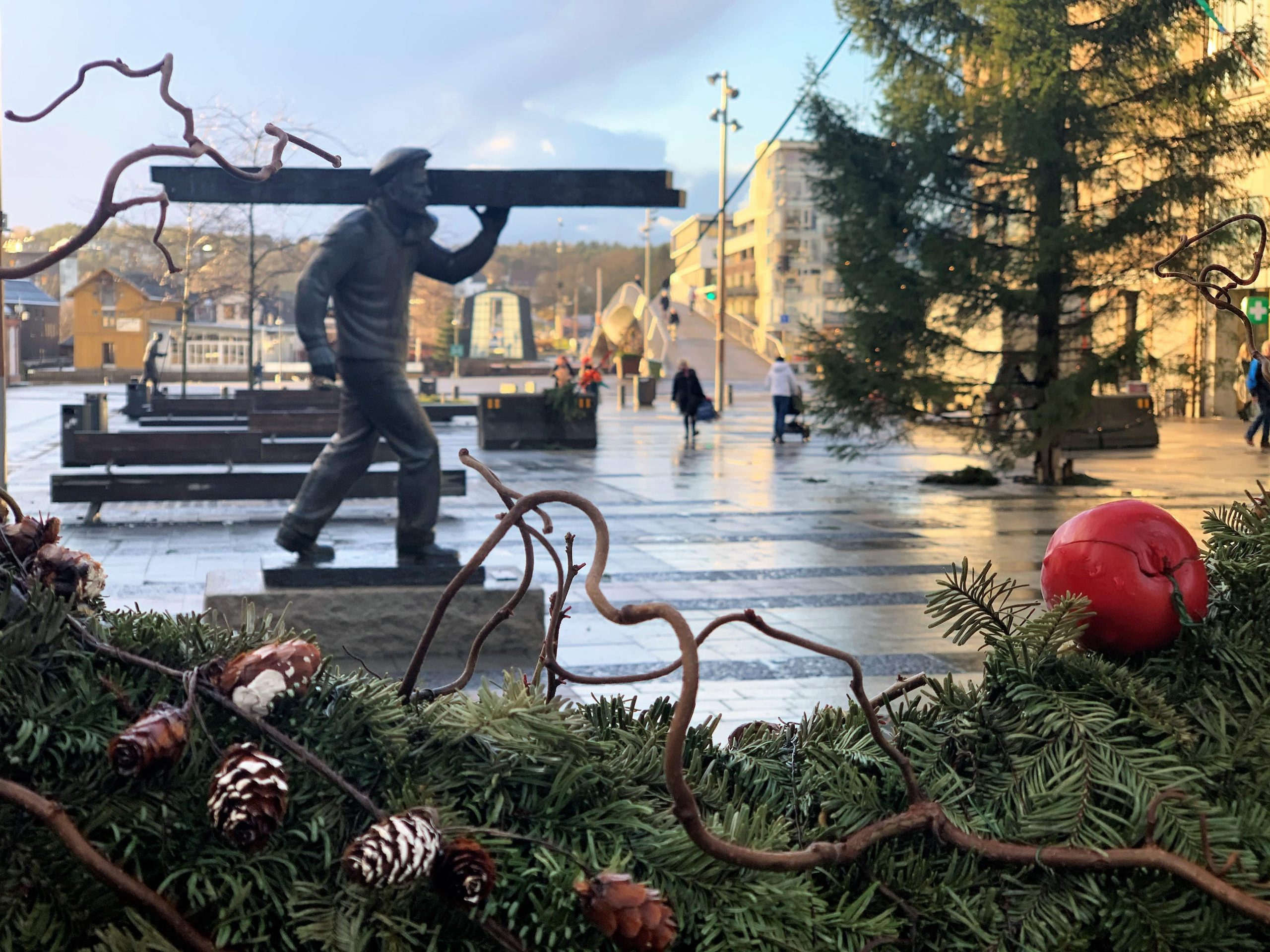 Plankebæreren sett gjennom en julekrans