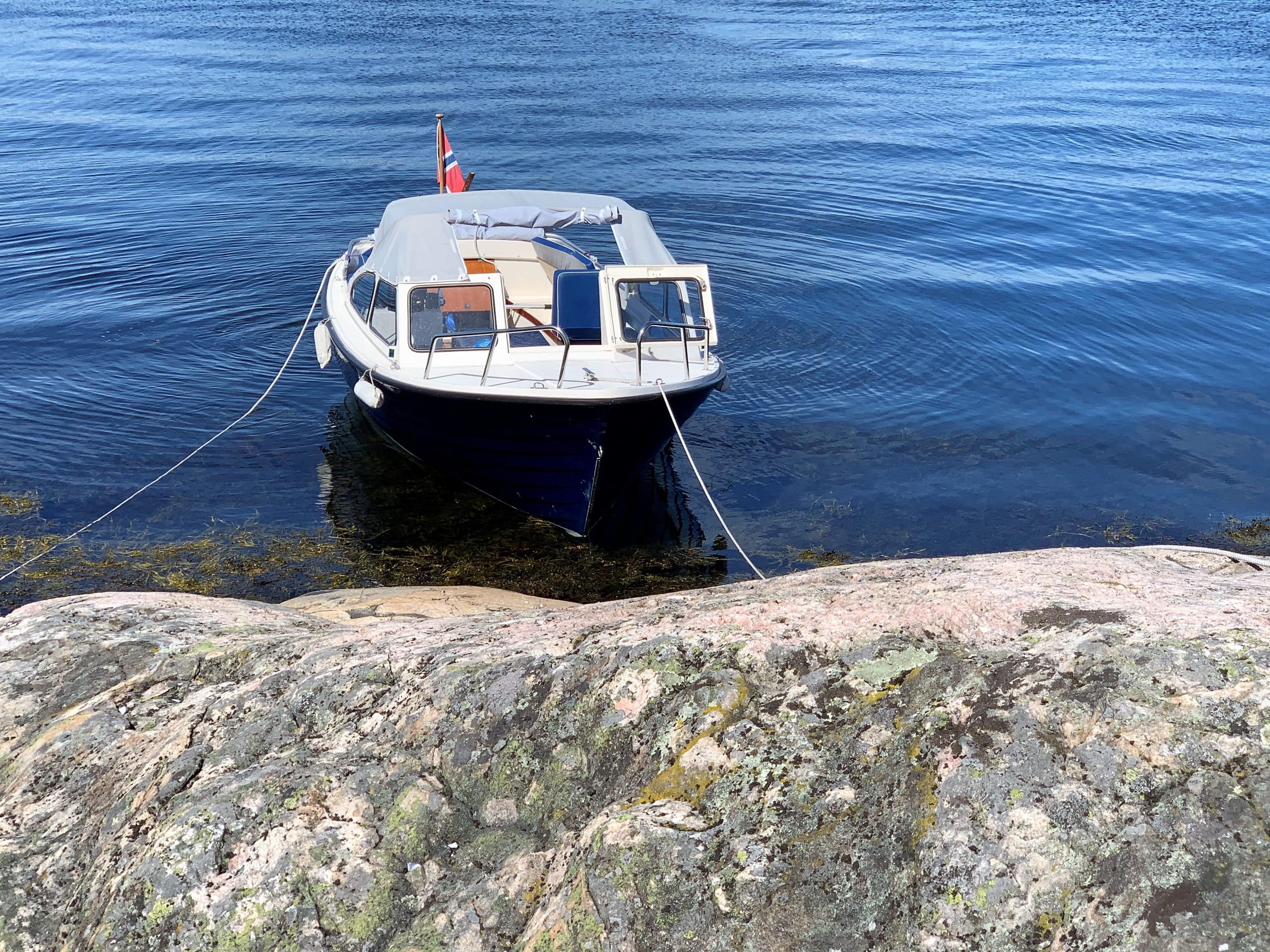 Båten i land på Bragdøya i Kristiansands skjærgård