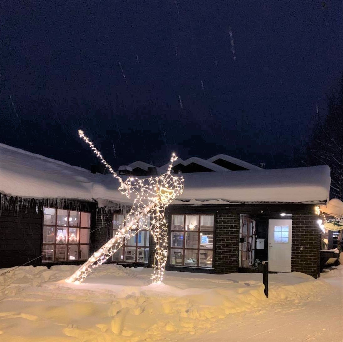 En langrennsløper laget som lysskulptur