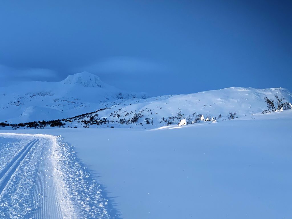 Magiske vinterdager på Beitostølen - med Bitihorn i bakgrunnen i fantastisk lys