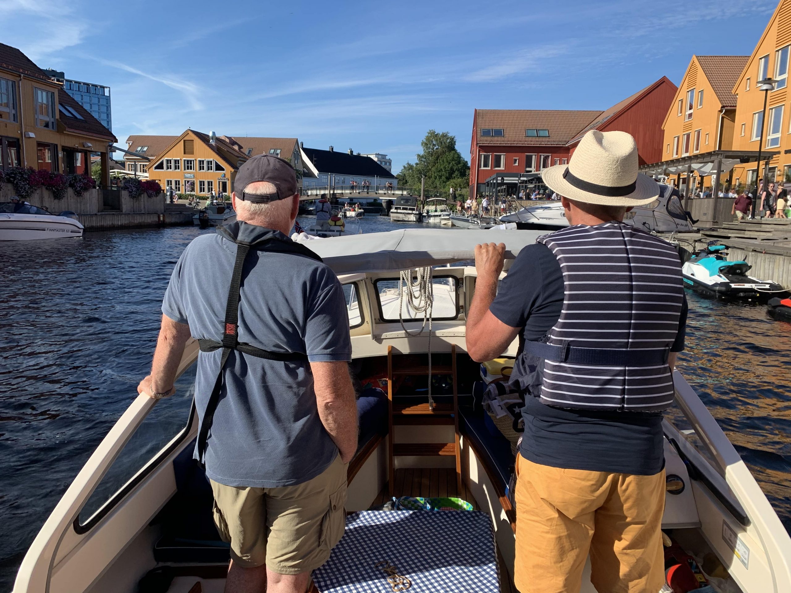 Med venner på båttur inn mot Fiskebrygga i Kristiansand