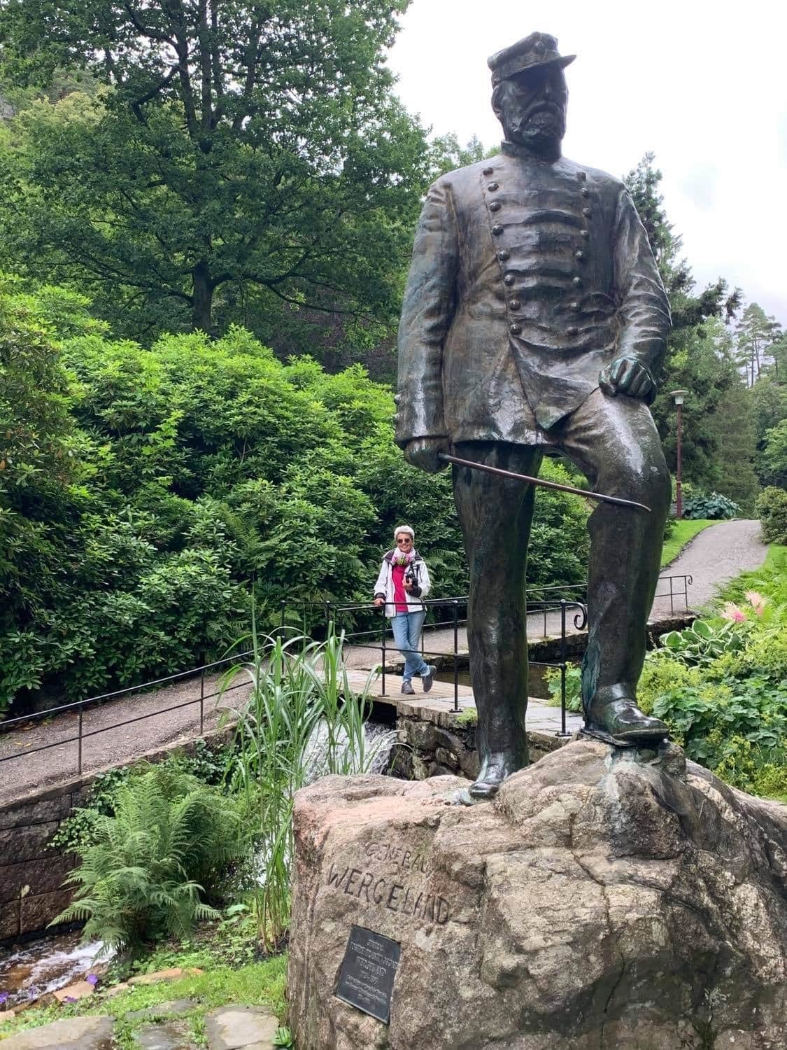 Ravnedalen, den magiske perlen med kafé og vakker park - Statuen av general Oscar Wergeland