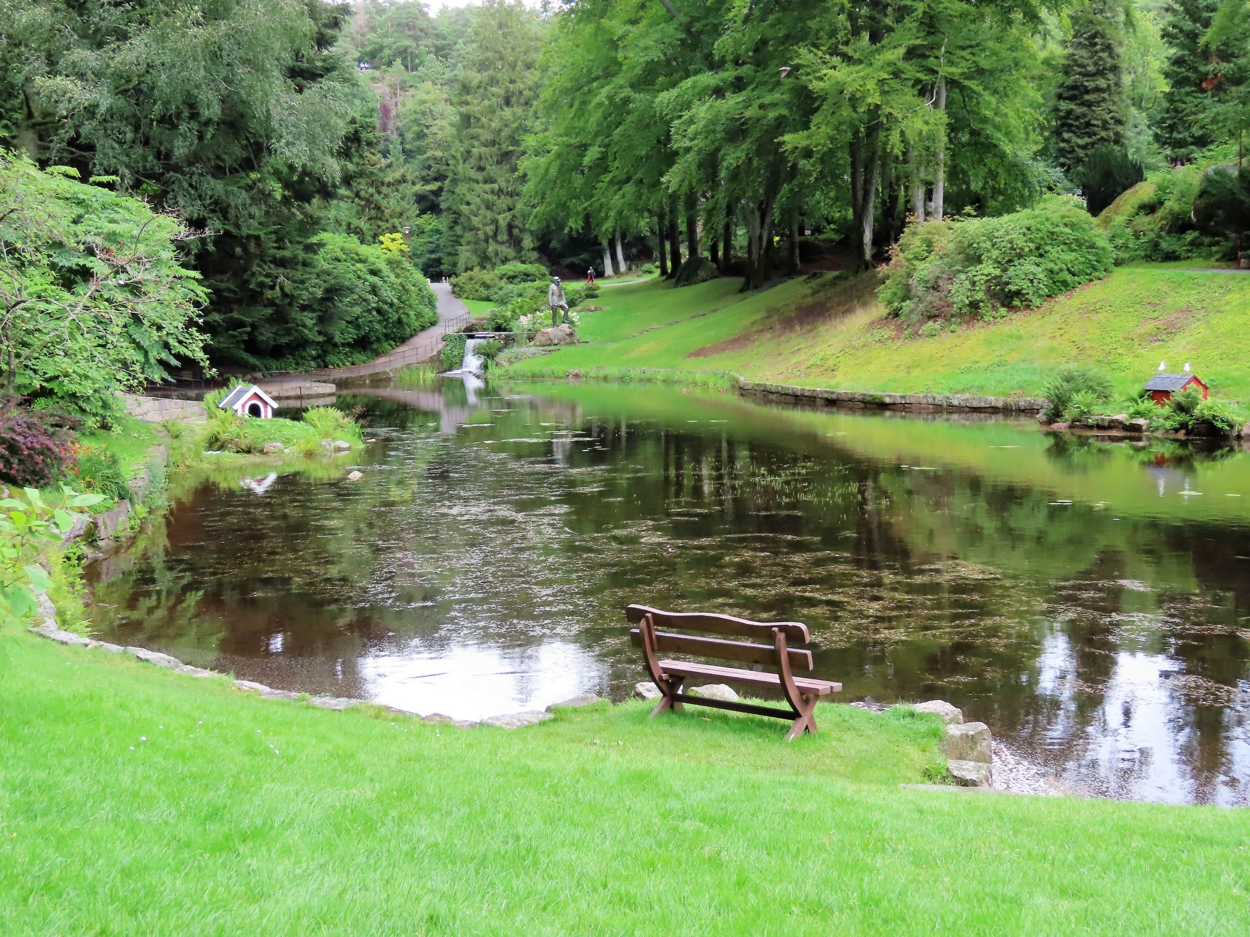 Ravnedalen, den magiske perlen med kafé og vakker park - dammen