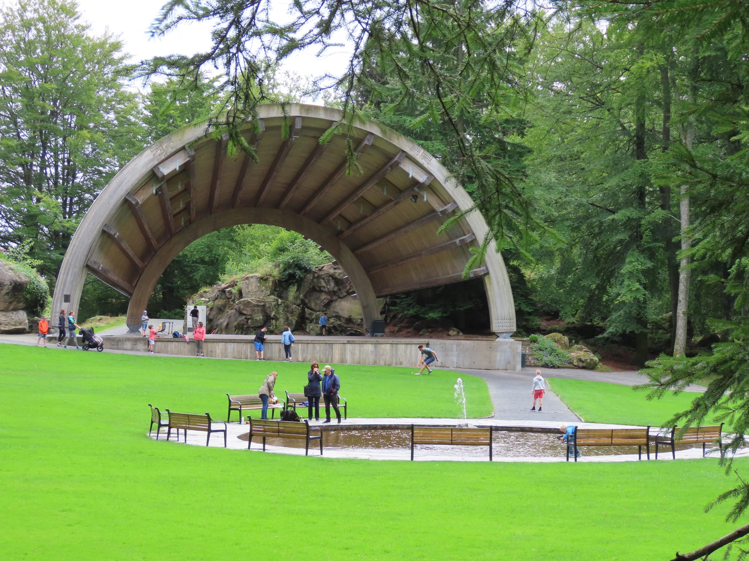 Ravnedalen, den magiske perlen med kafé og vakker park - scenen