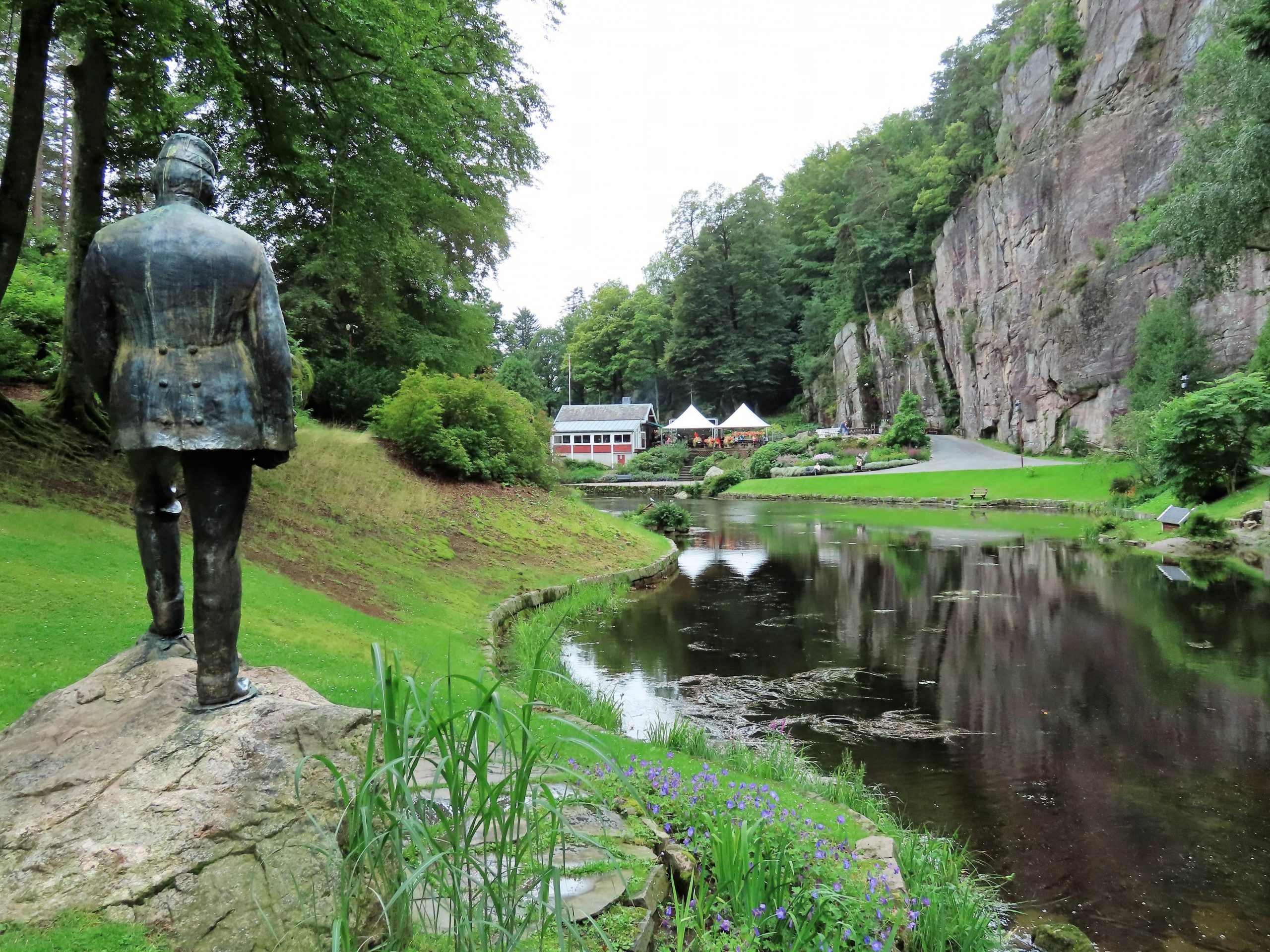 Fra statuen med Wergeland og mot kafeen i Ravenedalen