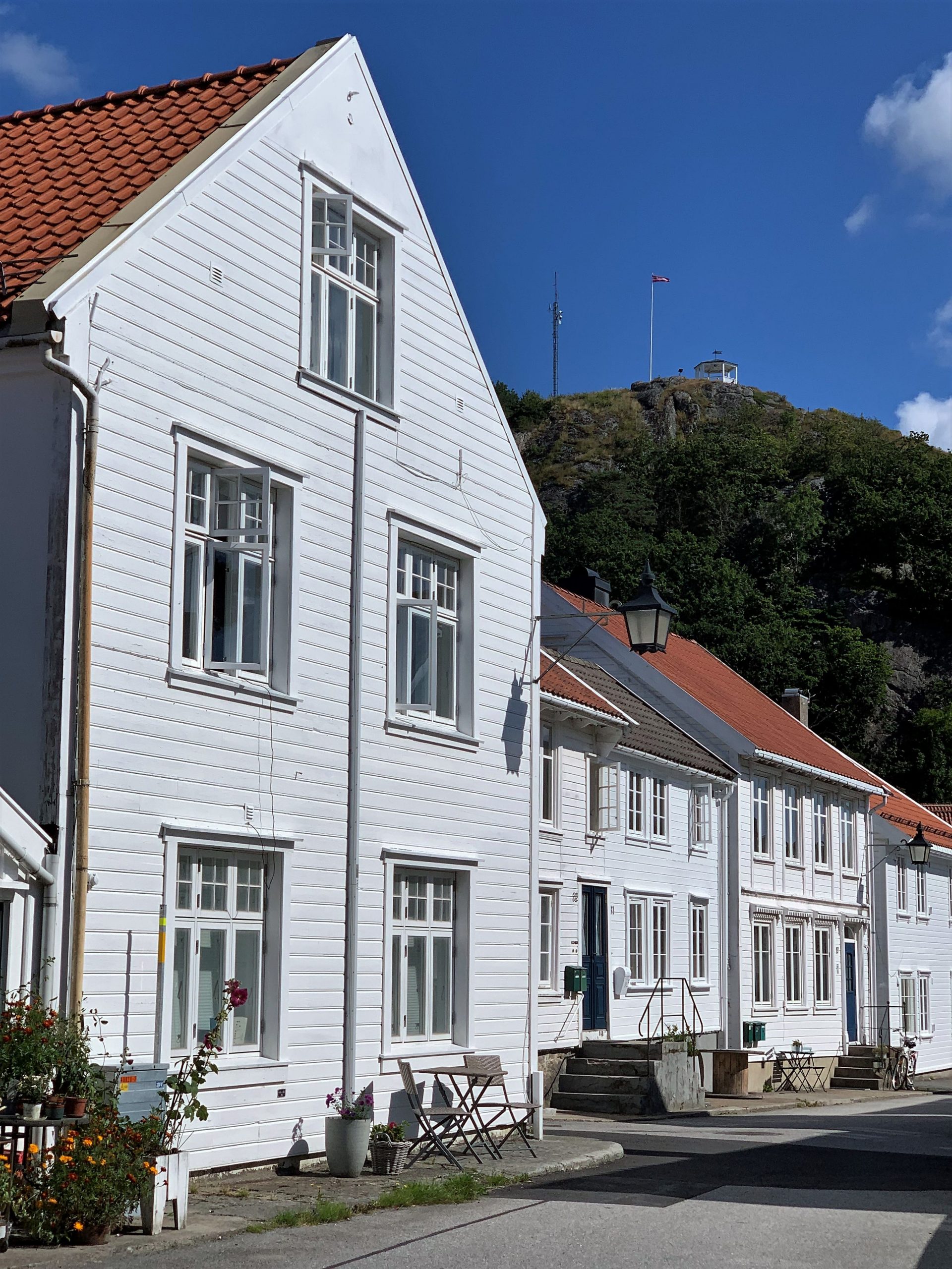 Den hvitmalte gamle trehusbebyggelsen med utsyn opp mot Uranienborg