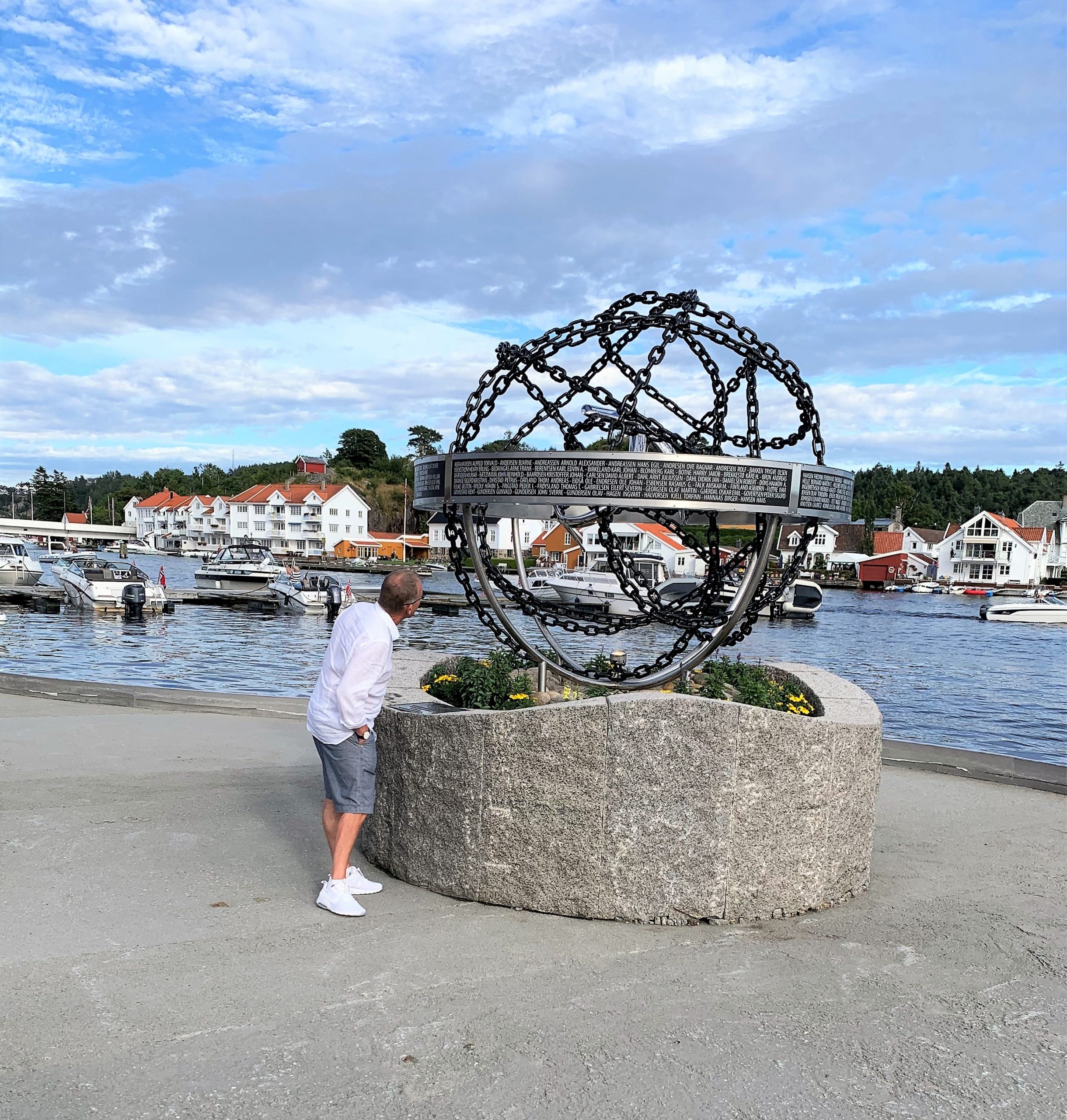 Johannes ved Krigsseilermonumentet Svevende kjetting