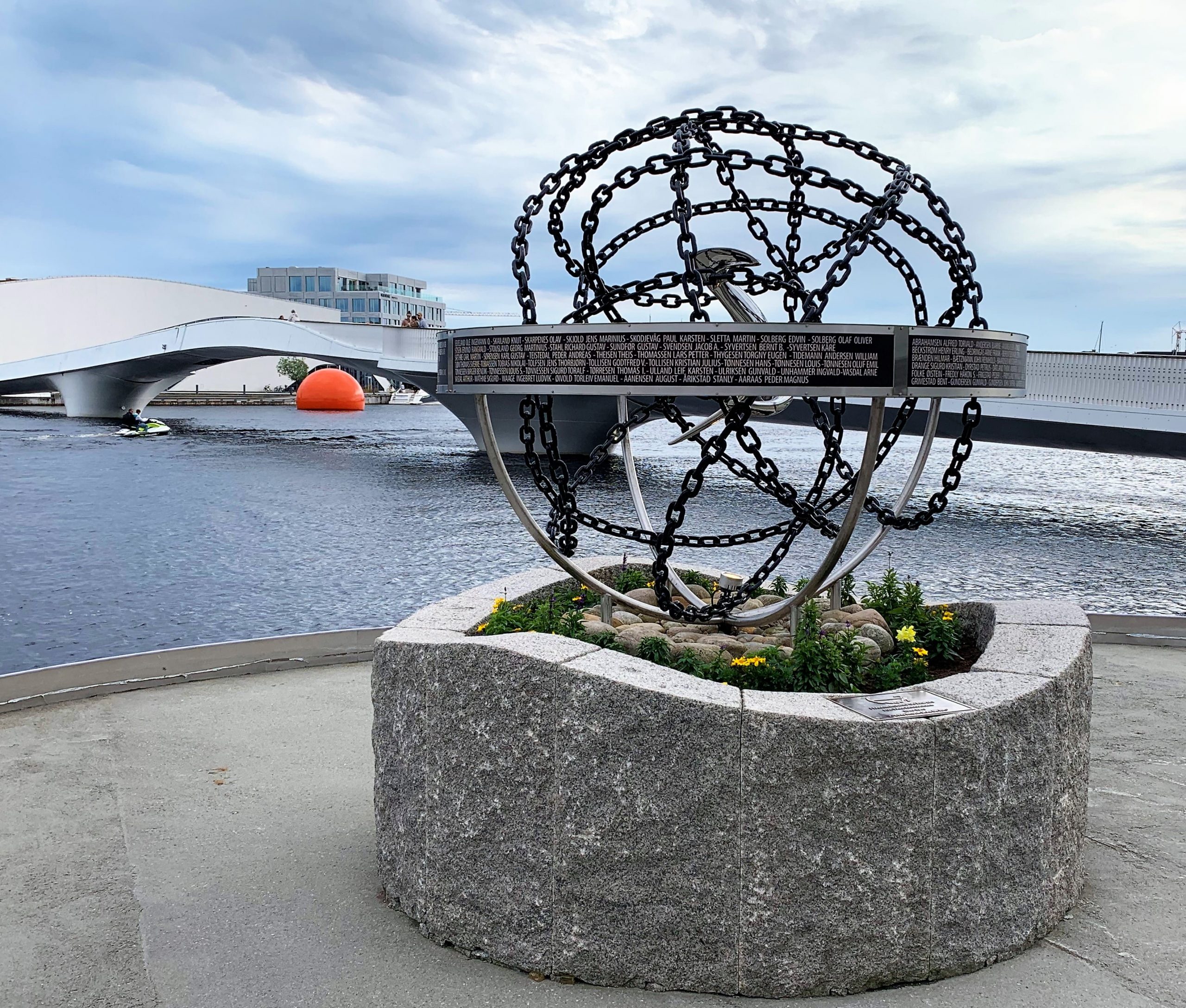 Krigsseilermonumentet Svevende kjetting