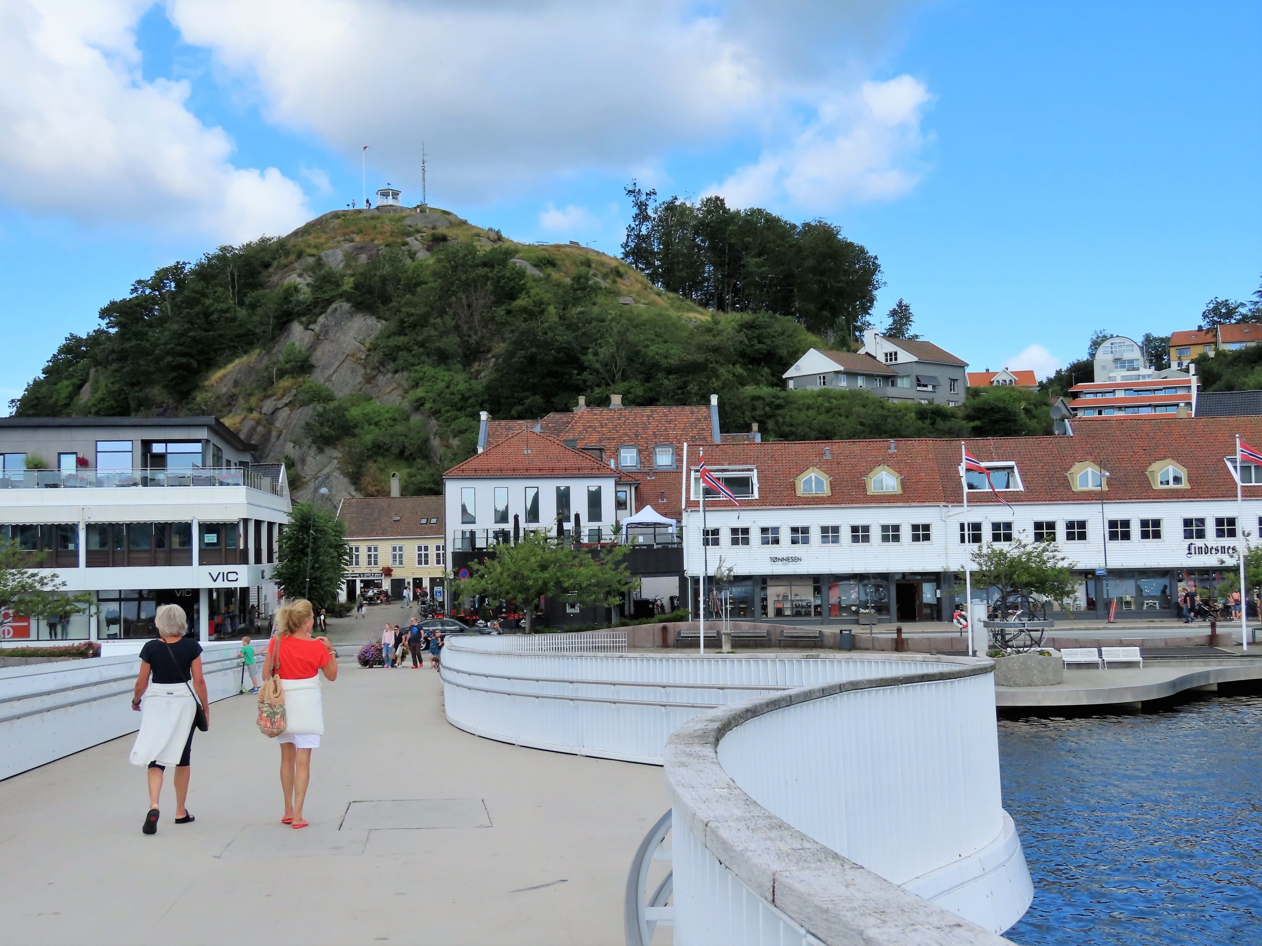 På broen og med utsyn opp mot Uranienborg