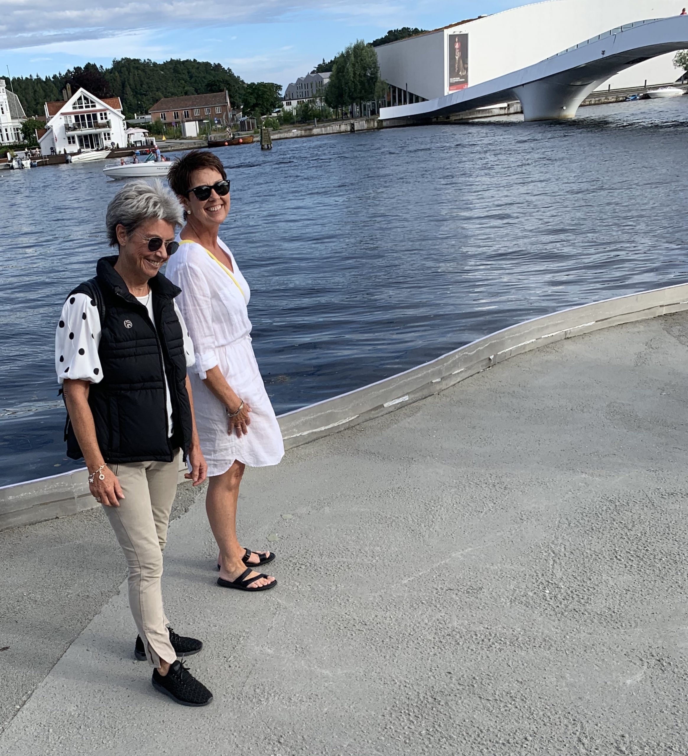 Sølvi og meg på rusletur i Mandals gater og langs Mandalselva