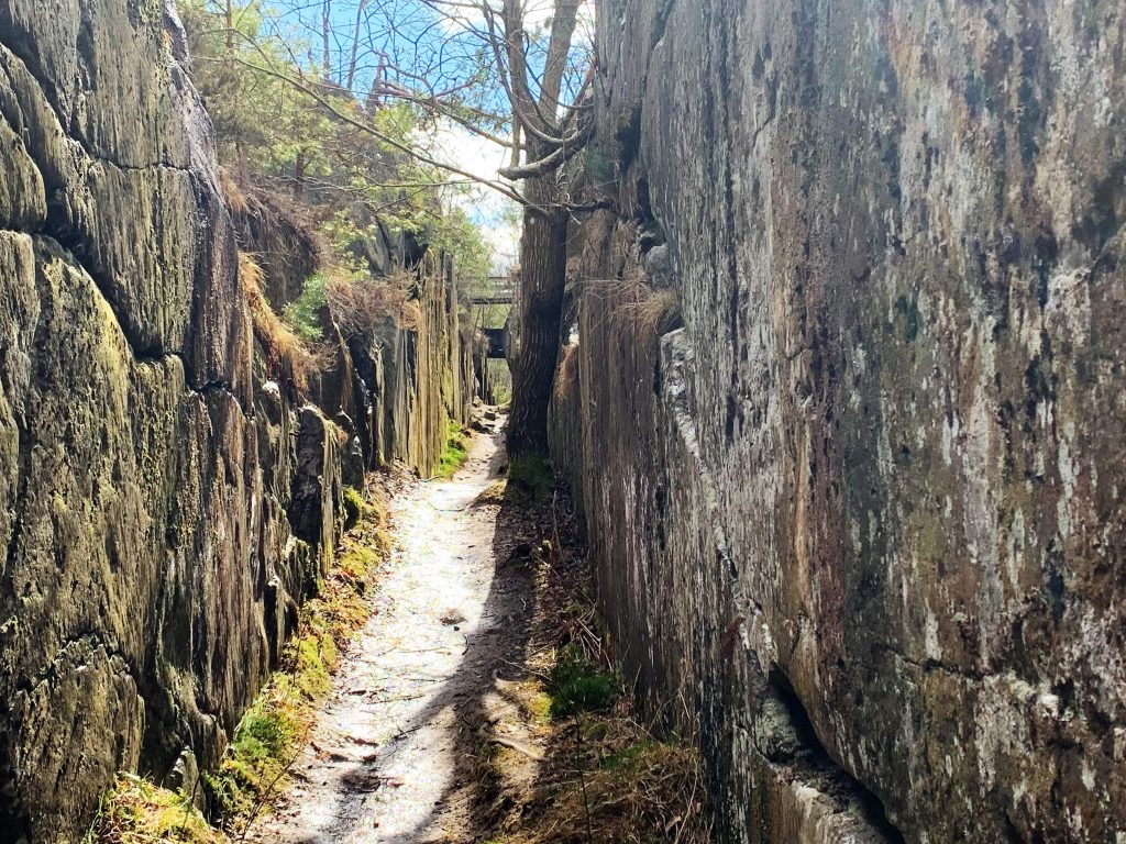 Fin tur til historiske Skams klove og Kjøkøy fort - kloven var høyere enn dette før
