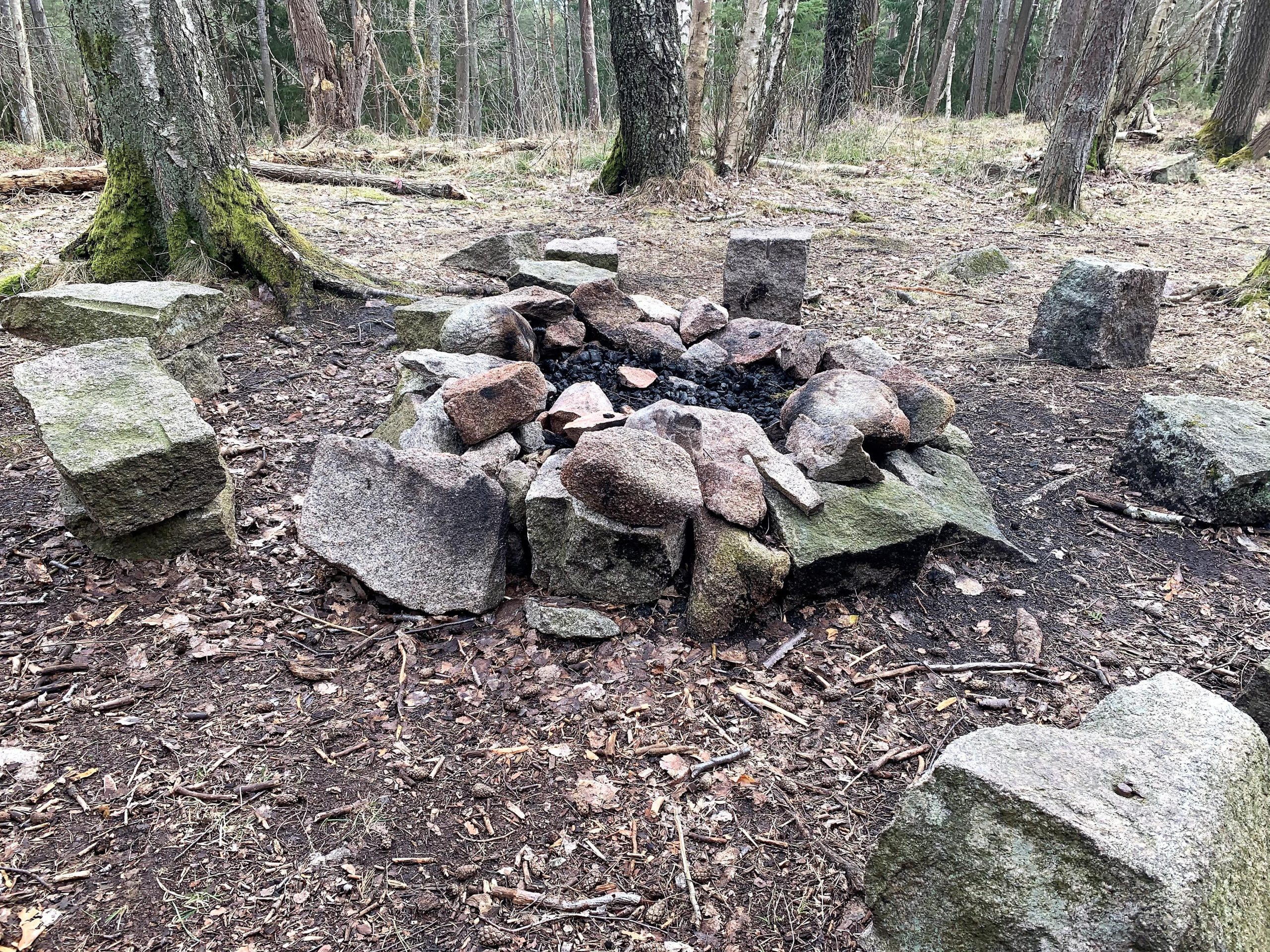 Noen har laget bålplass på utsiden av Skams klove