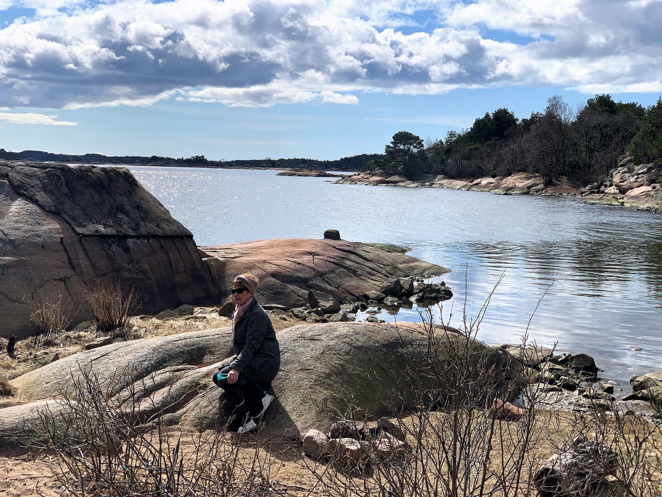 Vi tok en pause nede ved Østerelva. Det er så mye fint å se på her