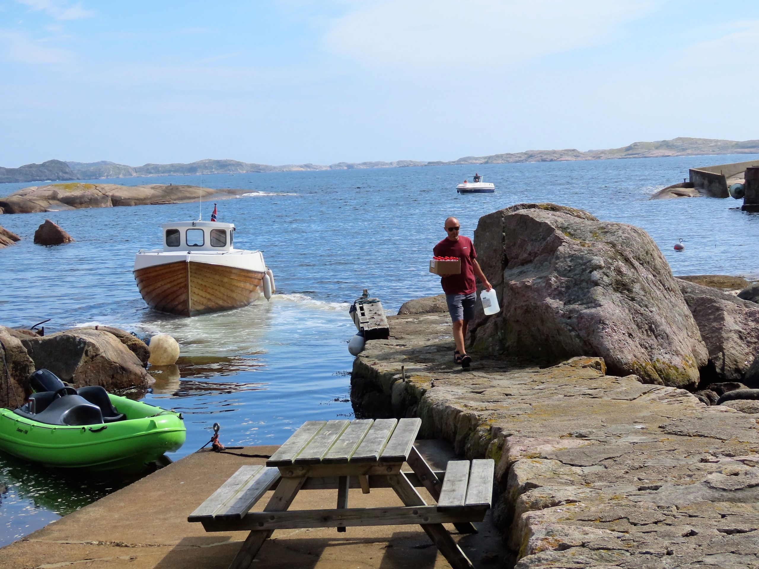 Fraktbåten Odin på vei ut fra havnen på Ryvingen