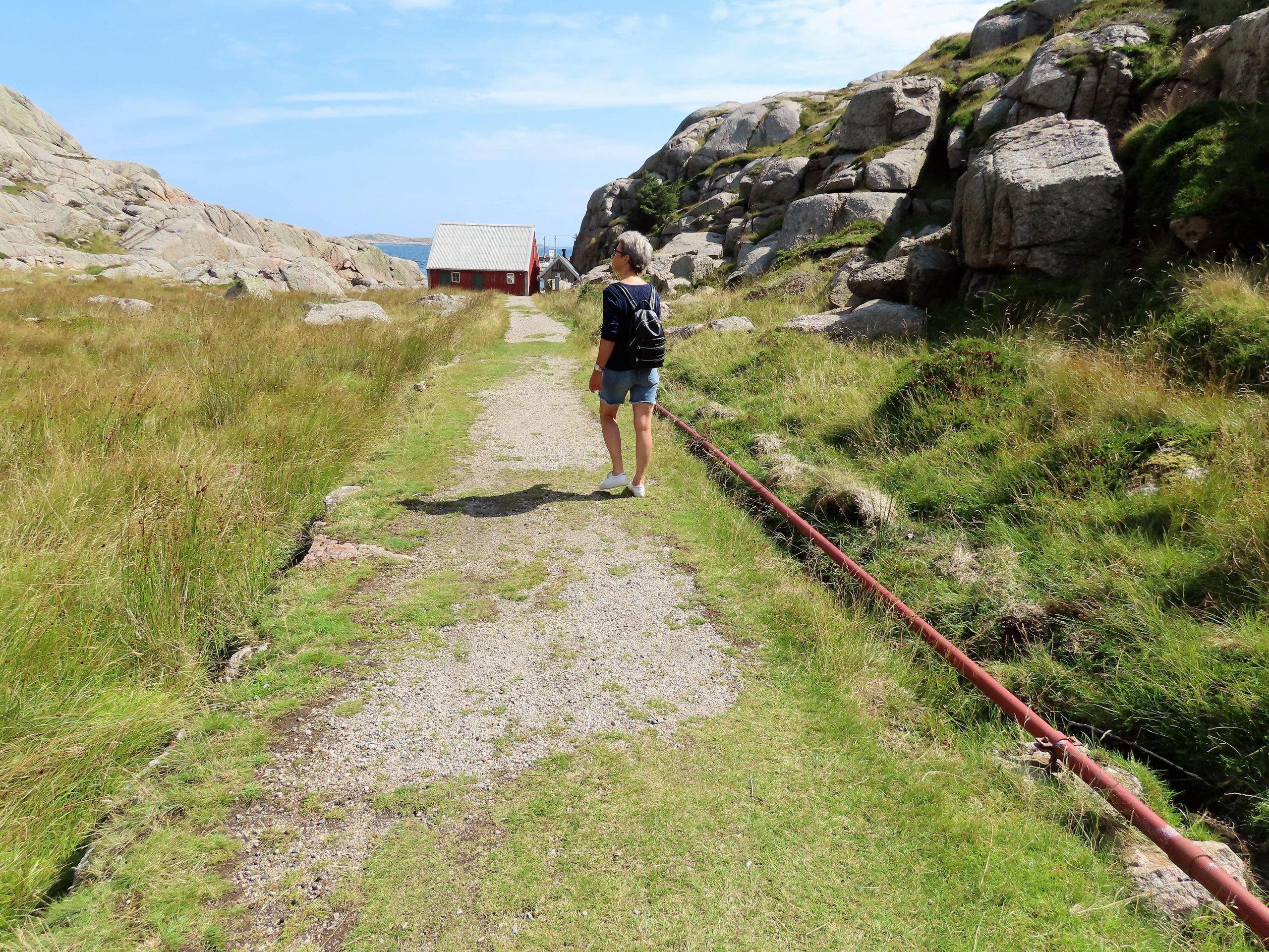 Sjarmerende gangvei fra fyret og ned til havnen