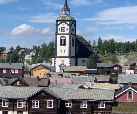 Bergstaden Røros – en eventyrlig reise tilbake i tid - Røros kobberverk med kirken i bakgrunnen