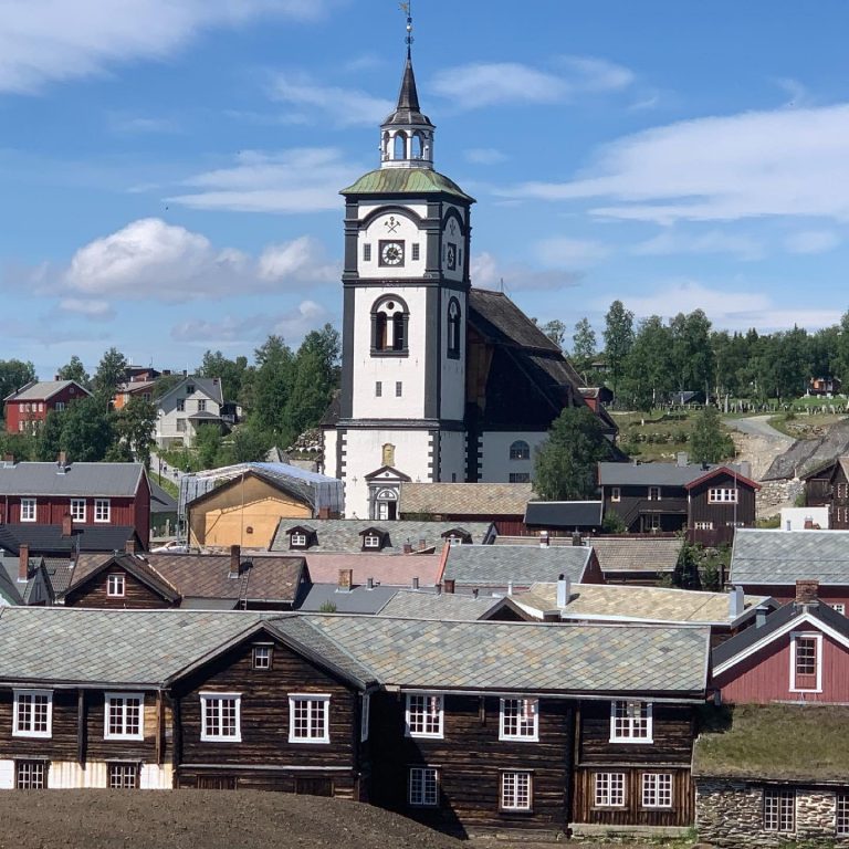 Bergstaden Røros – en eventyrlig reise tilbake i tid - Røros kobberverk med kirken i bakgrunnen