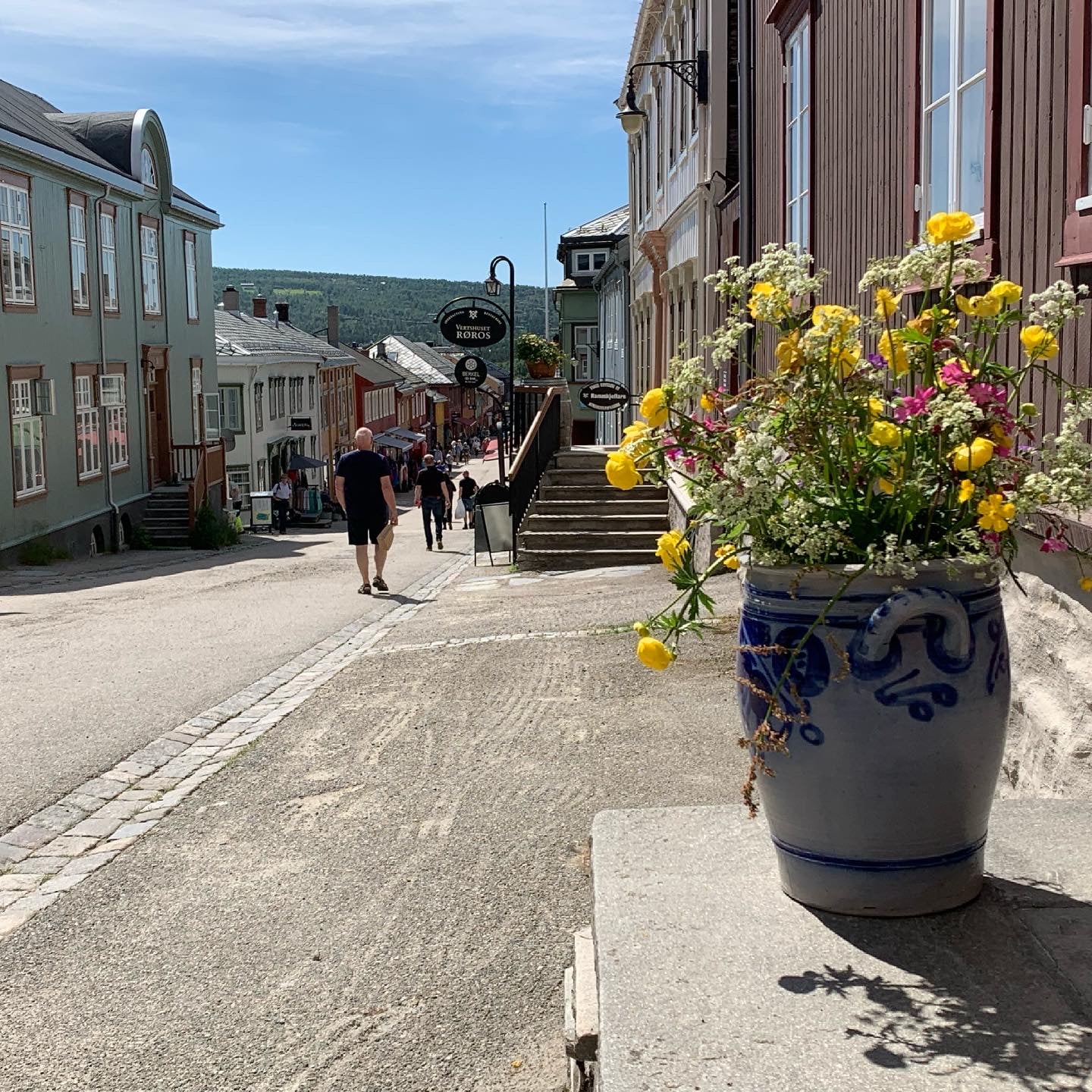Bergstaden Røros – en eventyrlig reise tilbake i tid - med blikket nedover Kjerkgata