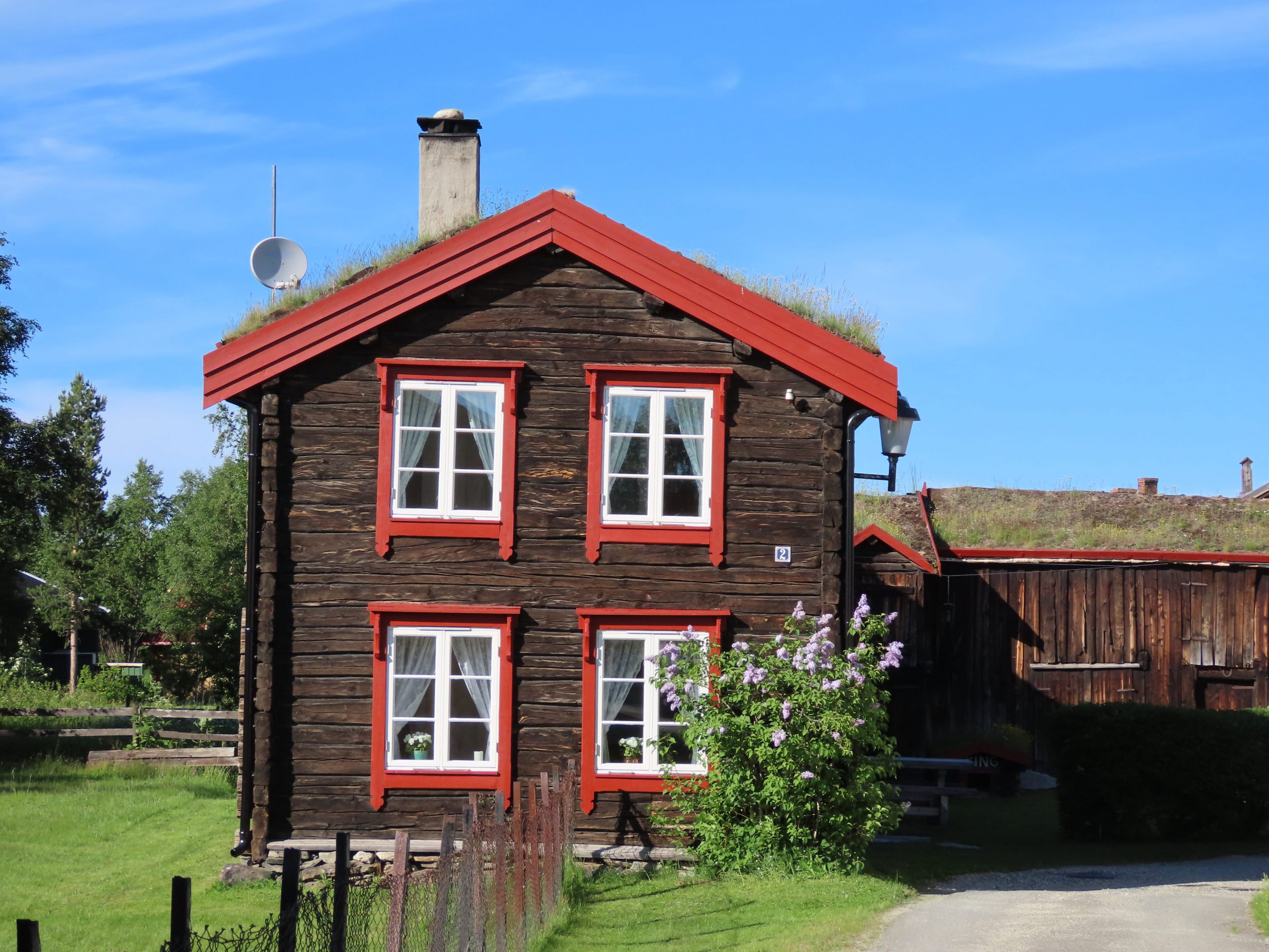 Bergstaden Røros – en eventyrlig reise tilbake i tid - vakkert gammelt hus