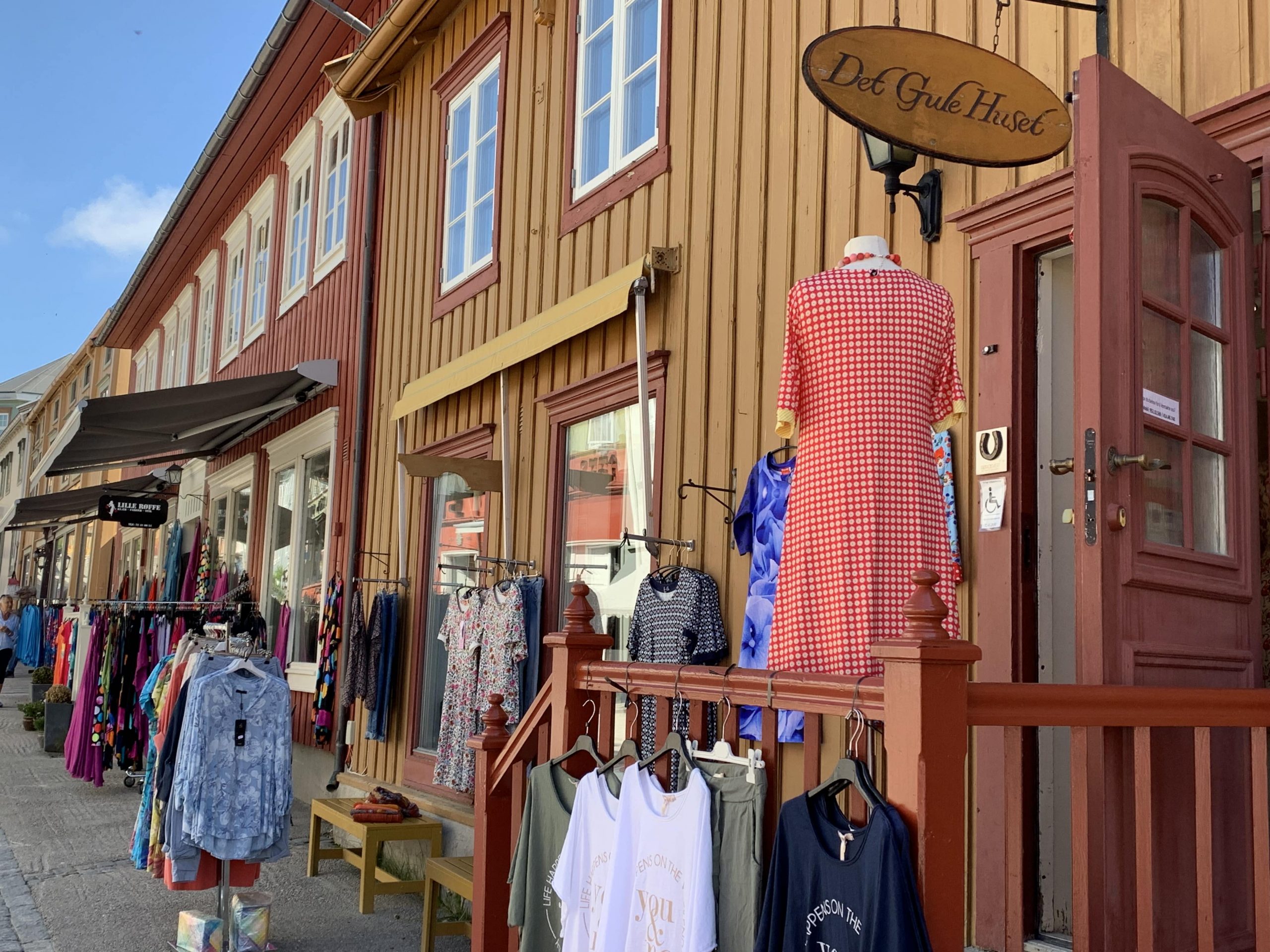 Blir imponert over den gamle skiltingen utenfor butikkene