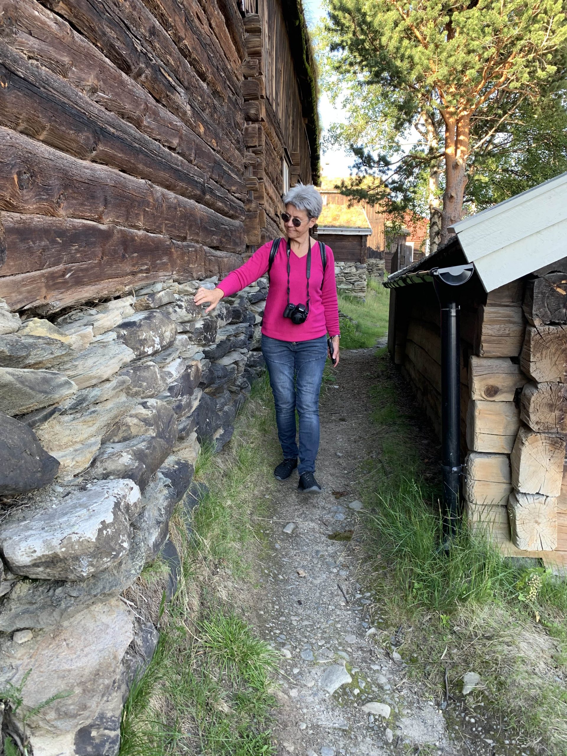 Jeg sjekker ut grunnmuren på et av de gamle byggene
