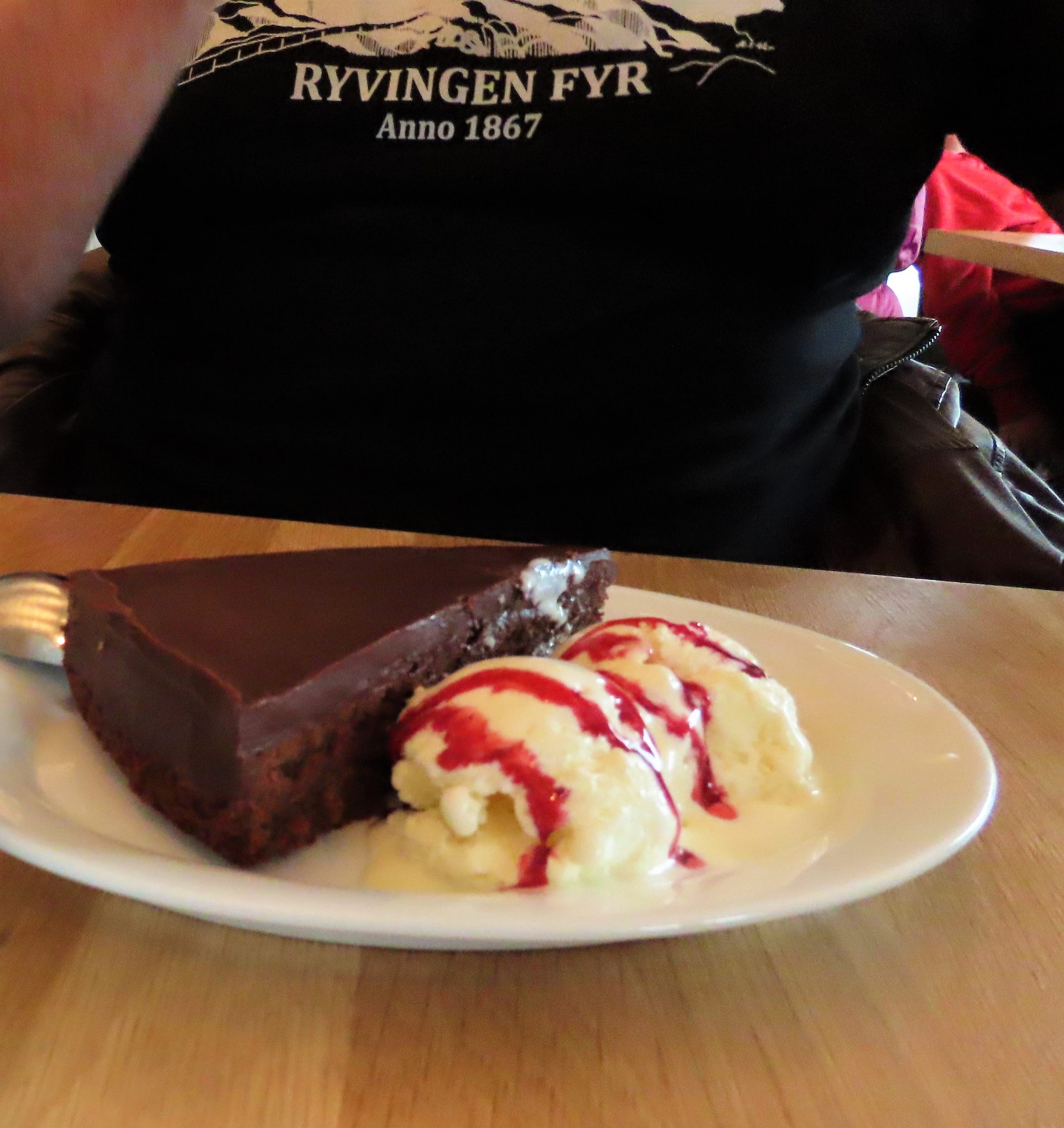 Dessert servert i Naustet
