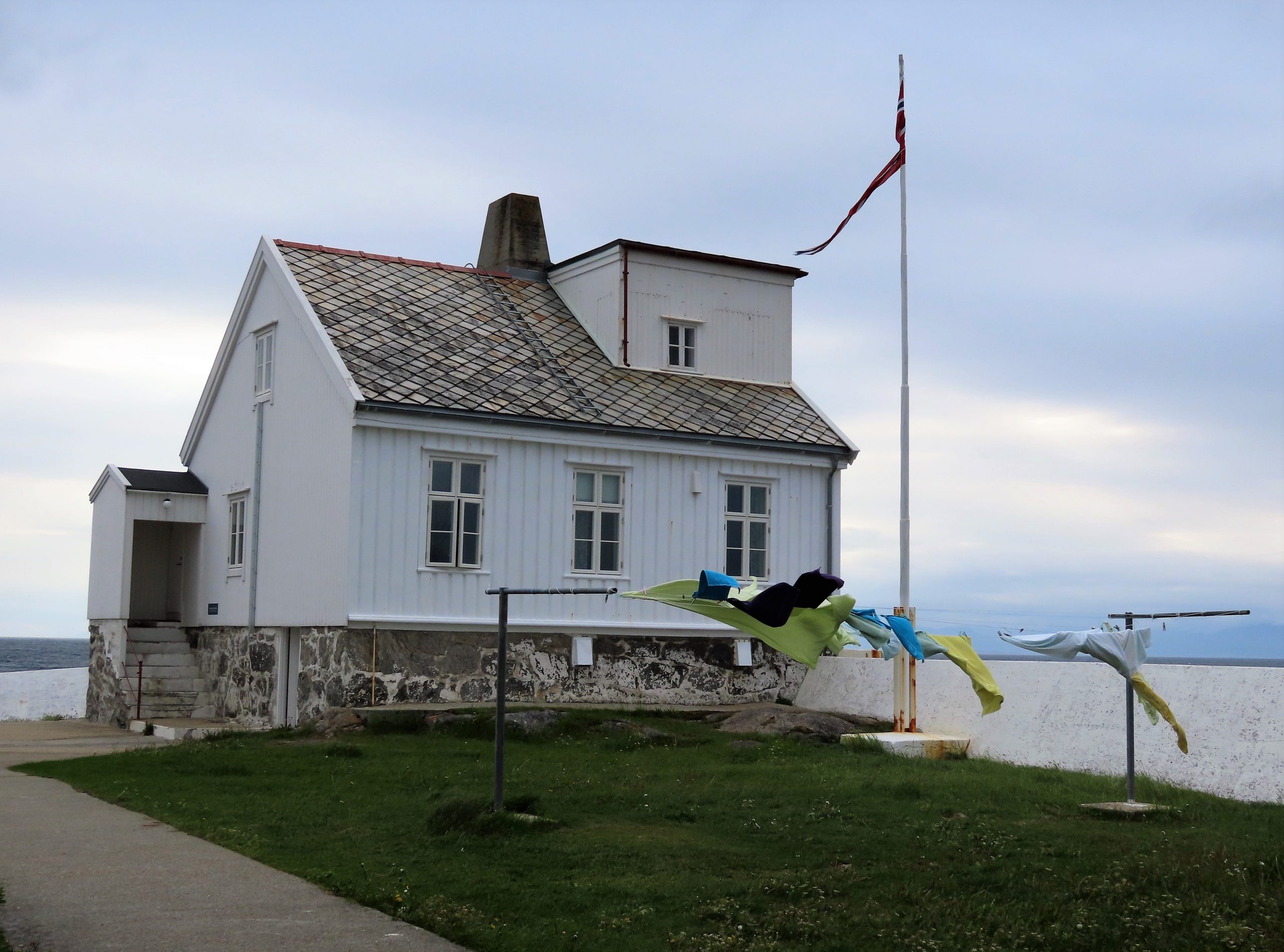 Fyrvokterboligen i kjent stil med klesvask på snora